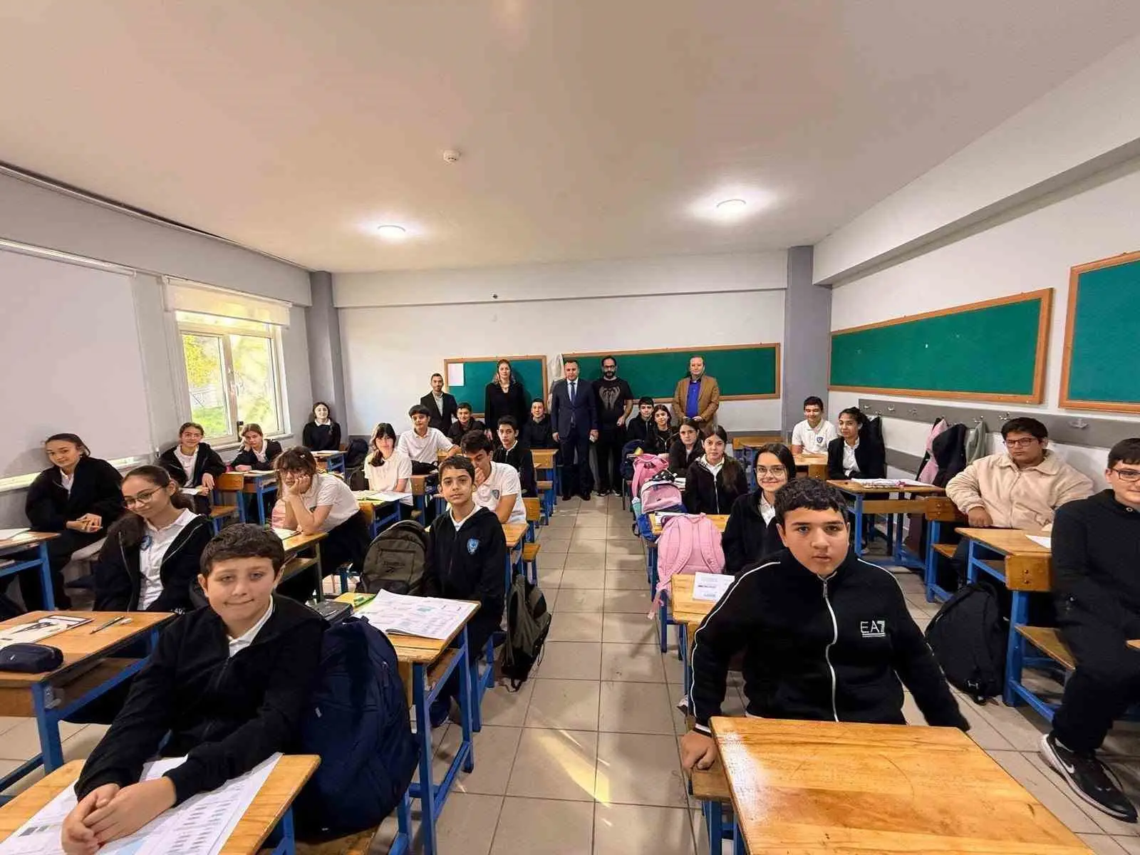 AKÇAKOCA KAYMAKAMI DR. HACI ARSLAN UZAN, MUSTAFA AÇIKALIN ORTAOKULUNU ZİYARET EDEREK EĞİTİM ÖĞRETİM FAALİYETLERİNİ YERİNDE İNCELEDİ, ÖĞRENCİLERLE SOHBET ETTİ.