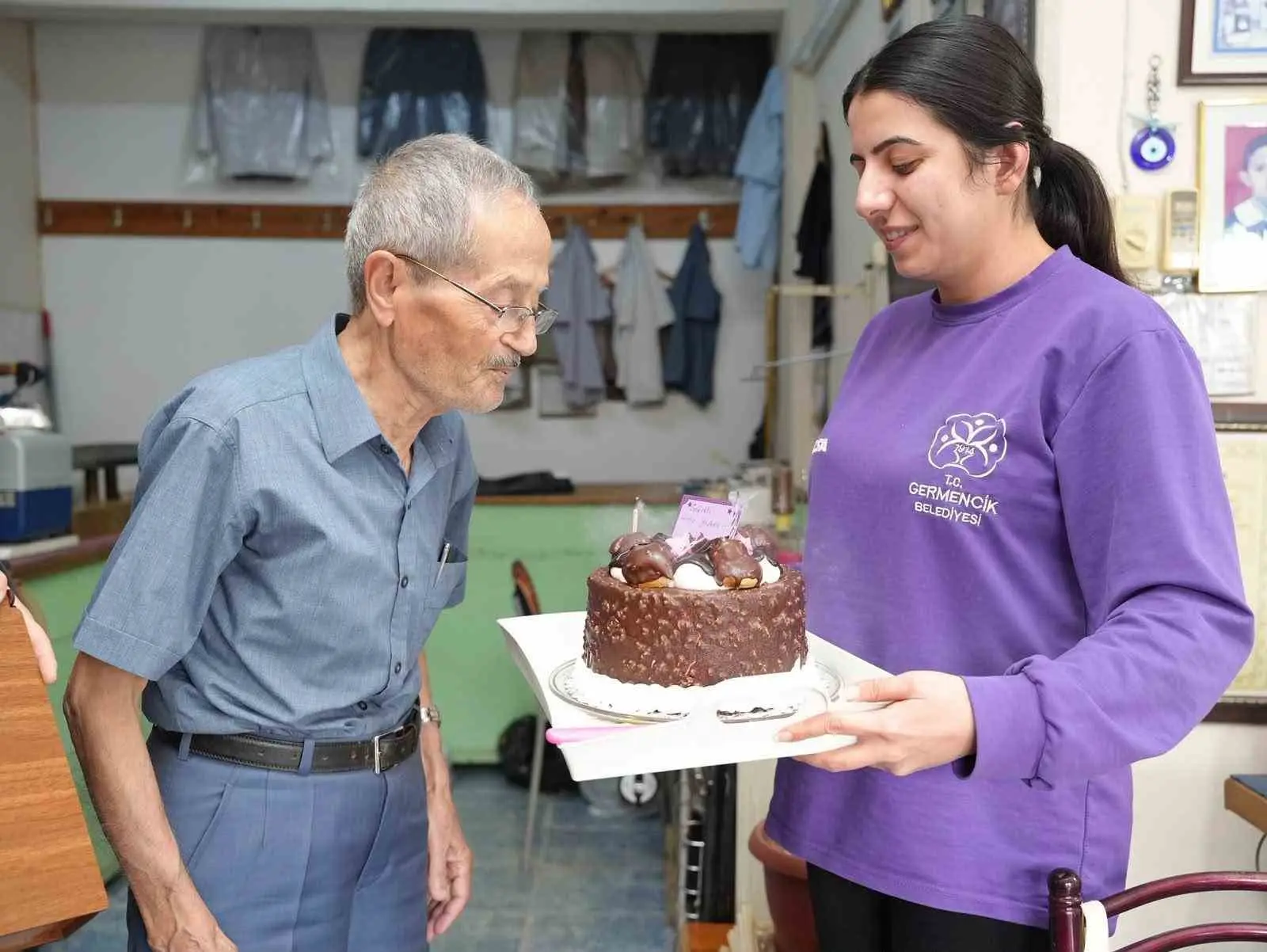 AYDIN’IN GERMENCİK İLÇESİNDE 67 YILDIR TERZİLİK YAPAN, GEÇMİŞ YILLARDA YILIN AHİSİ SEÇİLEN 79 YAŞINDAKİ İSMAİL GÜLCAN’I DOĞUM GÜNÜNDE UNUTMAYAN BELEDİYE BAŞKANI BURAK ZENCİRCİ, USTA TERZİYE TÜRK BAYRAĞI VE TERZİ MAKASININ BULUNDUĞU ÖZEL HEDİYE PAKETİ TAKDİM ETTİ.