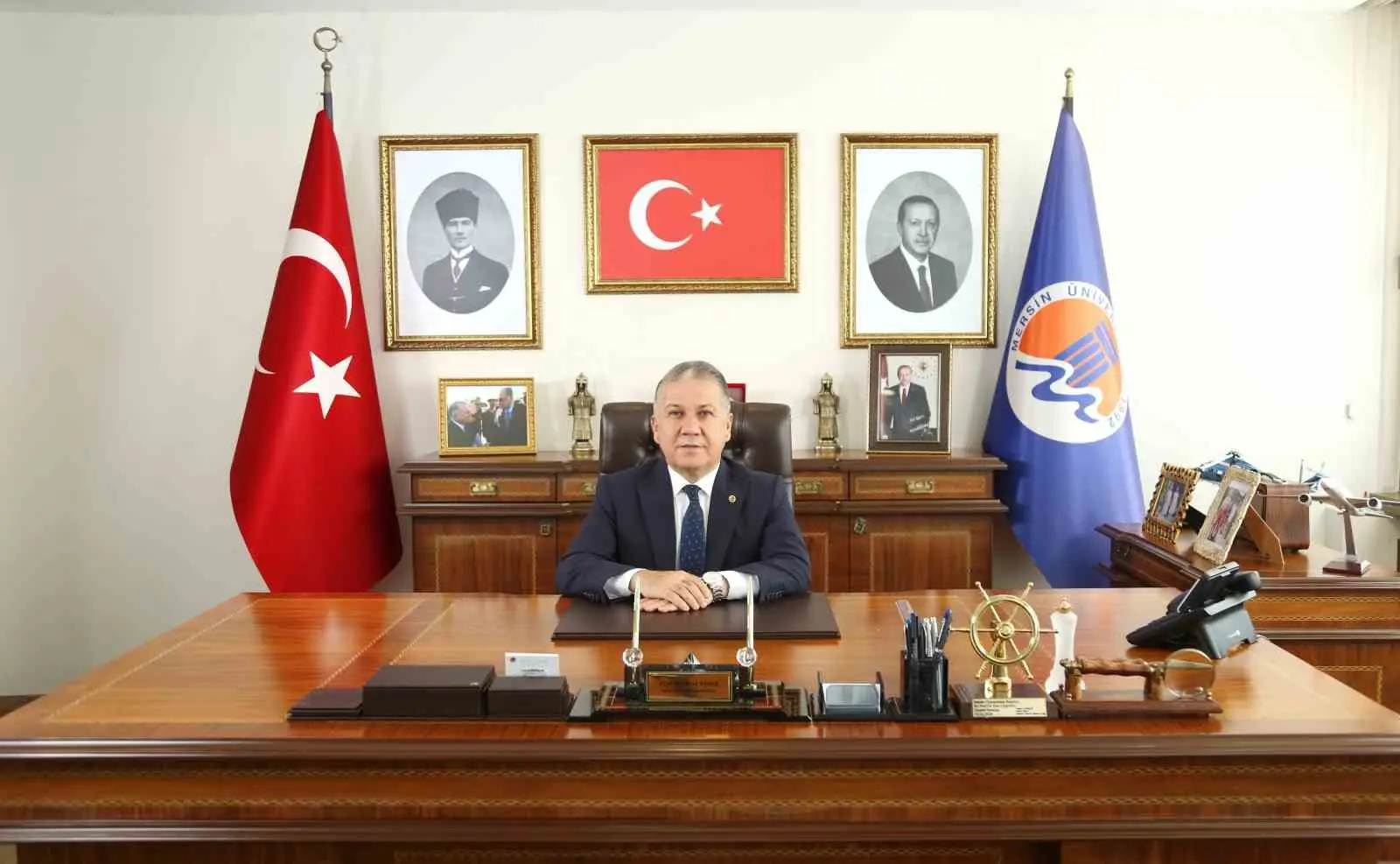 REKTÖR PROF. DR. EROL YAŞAR, CUMHURBAŞKANLIĞI DESTEĞİYLE GÜÇLENDİRİLEN SAĞLIK ALTYAPISININ MERSİN'İN YANI SIRA ÇEVRE İLLERDEN GELEN HASTALARA DA HİZMET VERDİĞİNİ BELİRTEREK, YATIRIMLARIN DEVAM EDECEĞİNİ SÖYLEDİ.