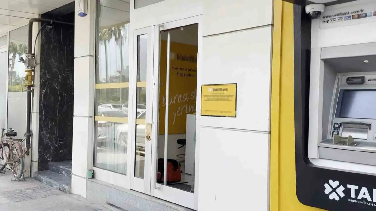 FENER CADDESİ ÜZERİNDE BULUNAN KAMU BANKASINA GELEN ŞAHIS, CAMI KIRARAK İÇERİ GİRMİŞTİ (ARŞİV)