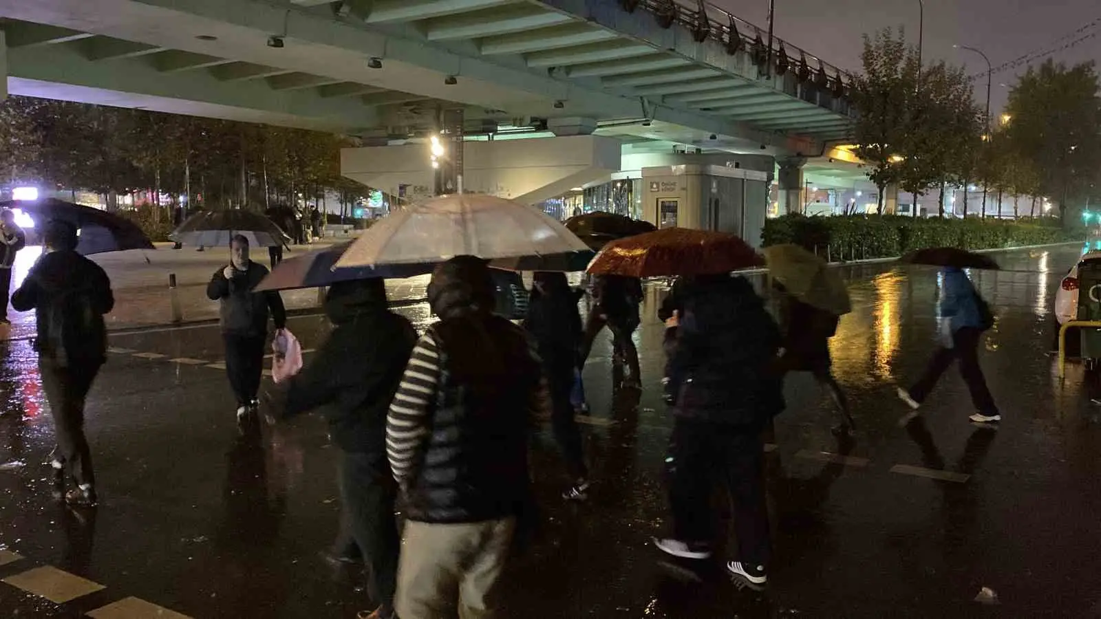 İSTANBUL’DA SABAHIN ERKEN SAATLERİNDE ETKİLİ OLAN SAĞANAK YAĞIŞ, İŞE GİTMEK İÇİN YOLA ÇIKAN VATANDAŞLARA ZOR ANLAR YAŞATTI. BAZI VATANDAŞLAR ŞEMSİYELERİYLE YAĞMURDAN KORUNMAYA ÇALIŞIRKEN, BAZILARI İSE YAĞIŞTAN ETKİLENMEMEK İÇİN KOŞARAK İLERLEDİ.