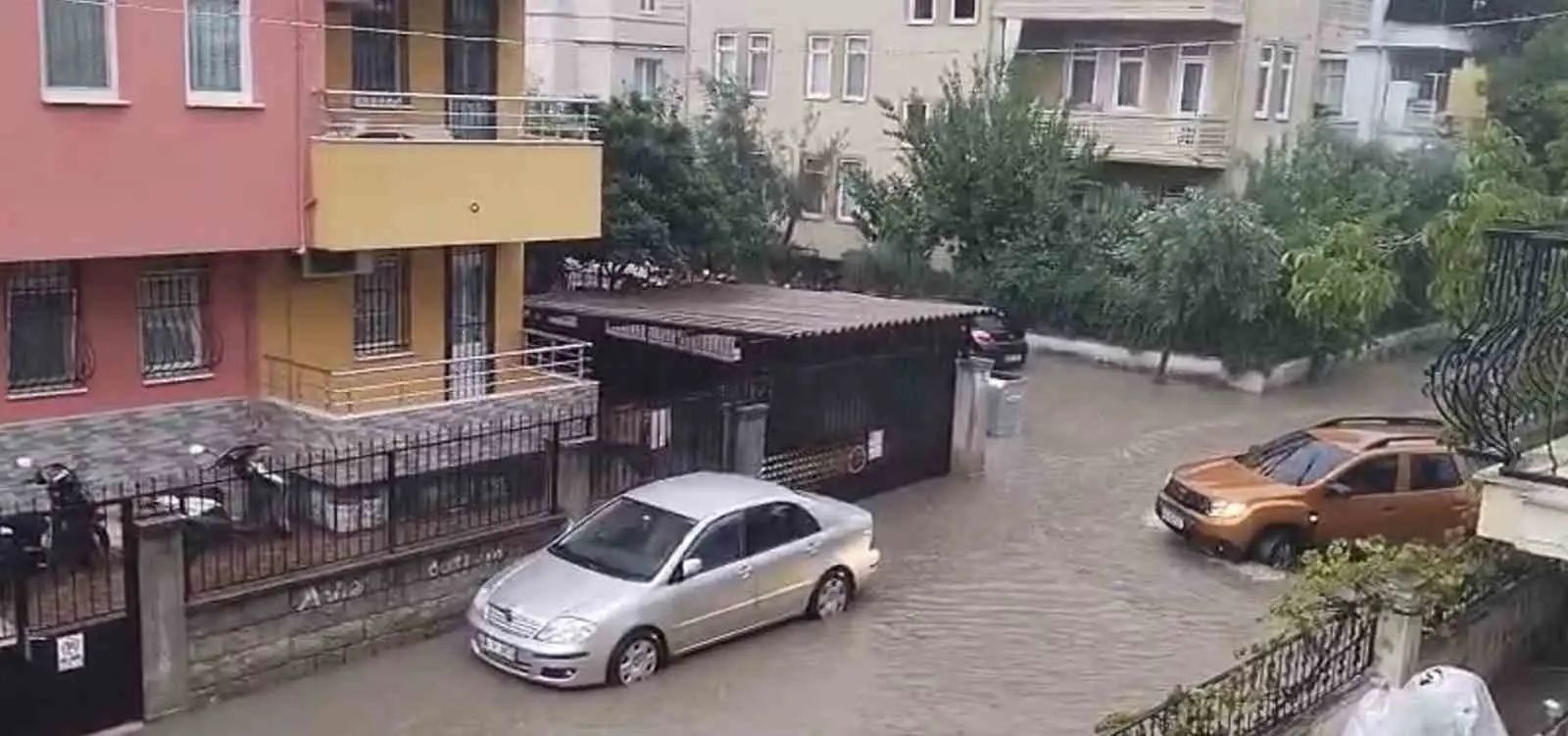 FETHİYE’DE SAĞANAK HAYATI OLUMSUZ ETKİLEDİ