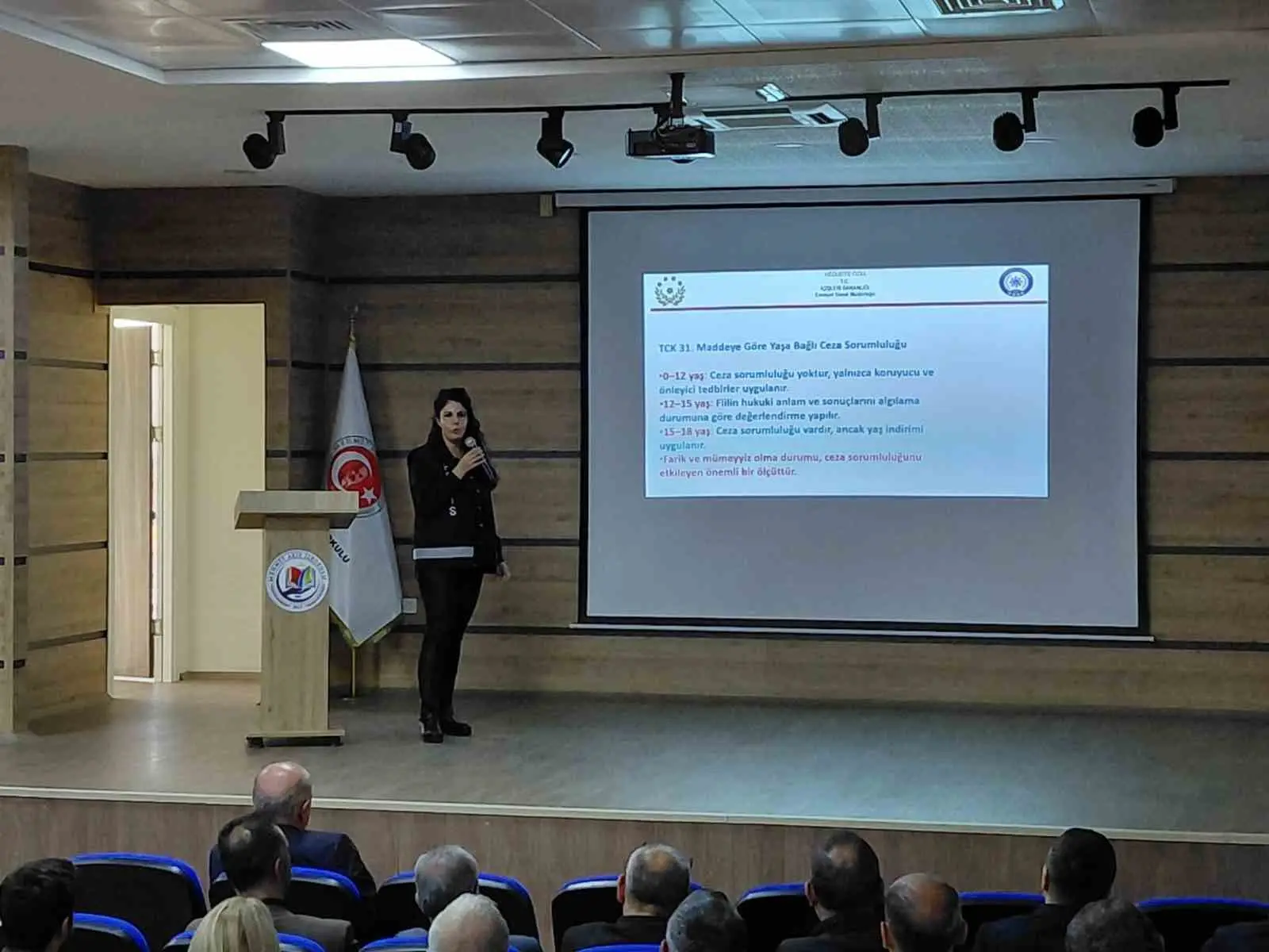 TOKAT İL EMNİYET MÜDÜRLÜĞÜ TARAFINDAN OKUL GÜVENLİĞİNE YÖNELİK DÜZENLENEN BİLGİLENDİRME EĞİTİMLERİNE 393 OKUL MÜDÜRÜ VE 191 REHBER ÖĞRETMEN OLMAK ÜZERE TOPLAM 584 EĞİTİMCİ KATILDI.