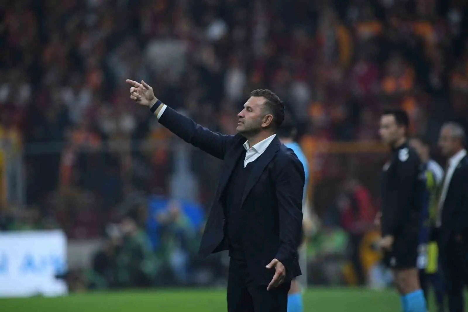 GALATASARAY TEKNİK DİREKTÖRÜ OKAN BURUK, FENERBAHÇE TEKNİK DİREKTÖRÜ İSMAİL KARTAL'A KARŞI TOPLAMDA 4. GALİBİYETİNİ ELDE EDERKEN, DERBİDE İSE İLK KEZ KAZANDI.
