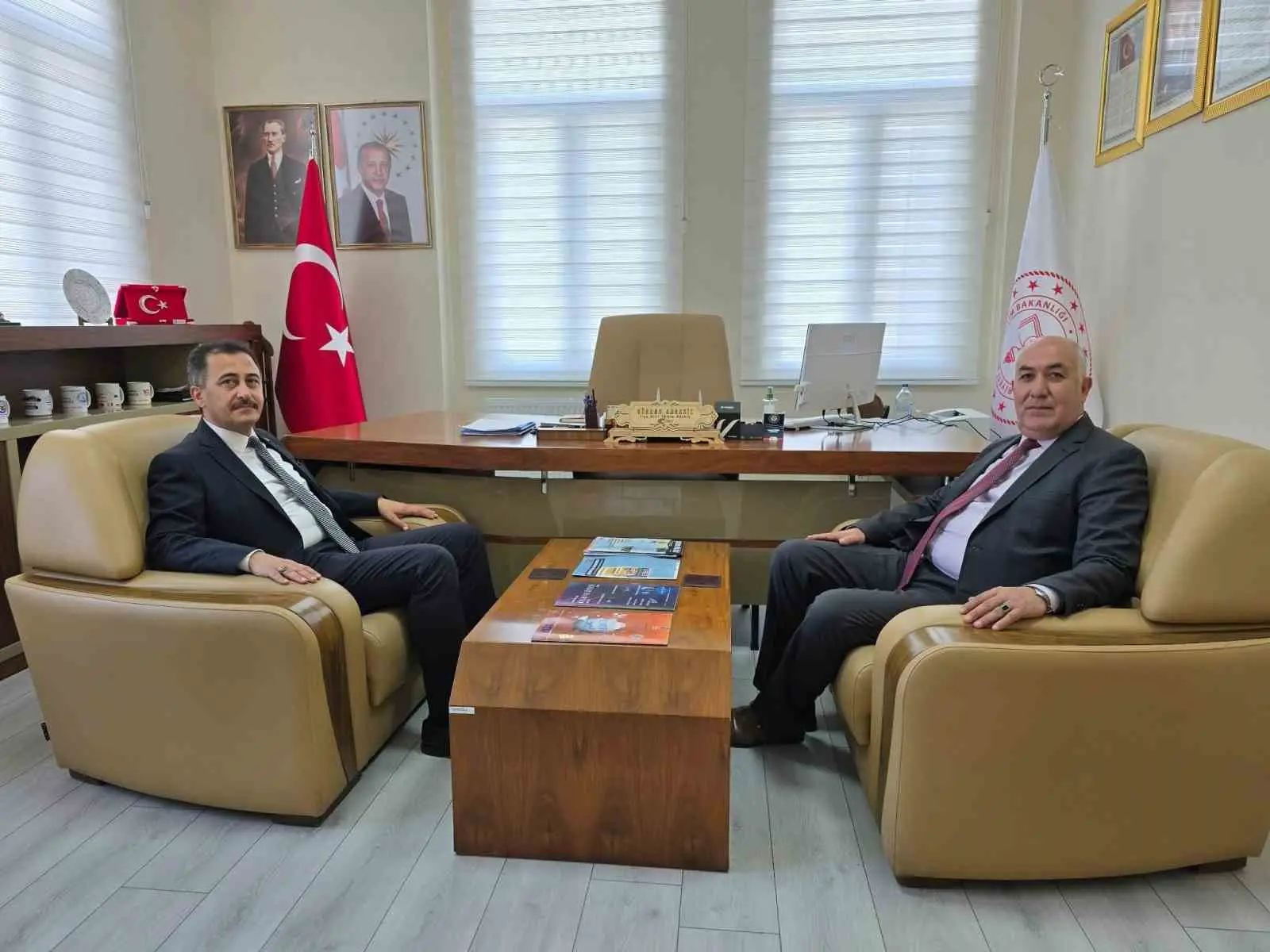 AFYONKARAHİSAR’IN EMİRDAĞ VE BOLVADİN İLÇELERİNDE EĞİTİM KALİTESİNİN ARTTIRILMASI İÇİN BİR ARAYA GELİNDİ.