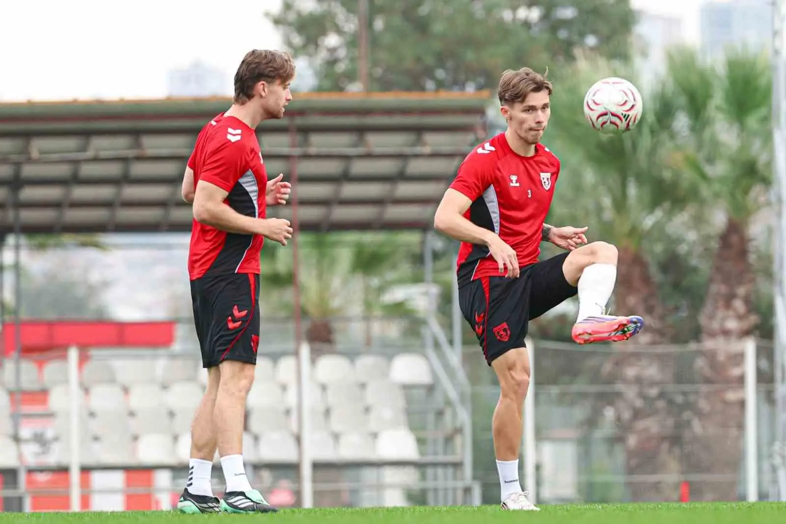 TRENDYOL SÜPER LİG EKİPLERİNDEN SAMSUNSPOR, LİGİN 10. HAFTASINDA KARŞILAŞACAĞI BAŞAKŞEHİR FK MAÇININ HAZIRLIKLARINA BAŞLADI. KIRMIZI-BEYAZLILAR GÜNÜ ÇİFT ANTRENMAN İLE TAMAMLAYACAK.