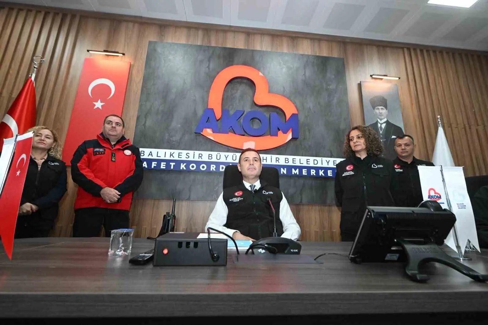 BALIKESİR BÜYÜKŞEHİR BELEDİYE BAŞKANI AHMET AKIN, ŞEHRİN AFET YÖNETİM KAPASİTESİNİ ARTIRMAK VE KENTİ AFETLERE KARŞI DİRENÇLİ HALE GETİRMEK AMACIYLA HAYATA GEÇİRİLEN AFET KOORDİNASYON MERKEZİ'NİN AÇILIŞINI GERÇEKLEŞTİRDİ.