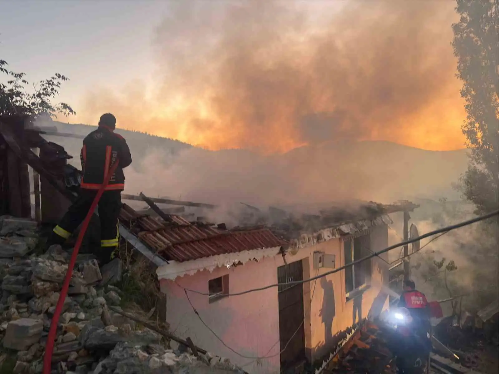 ADIYAMAN’IN GÖLBAŞI İLÇESİNDE BİR ŞAHIS TARTIŞTIĞI AKRABASINI EVDE UYUDUĞU ESNADA EVİ VE PARK HALİNDEKİ MOTOSİKLETİ ATEŞE VEREREK YAKTI. AKRABASINI YAKARAK ÖLDÜREMEYE ÇALIŞTIĞI İDDİA EDİLEN ŞAHIS, SEVK EDİLDİĞİ ADLİ MAKAMLARCA TUTUKLANDI.