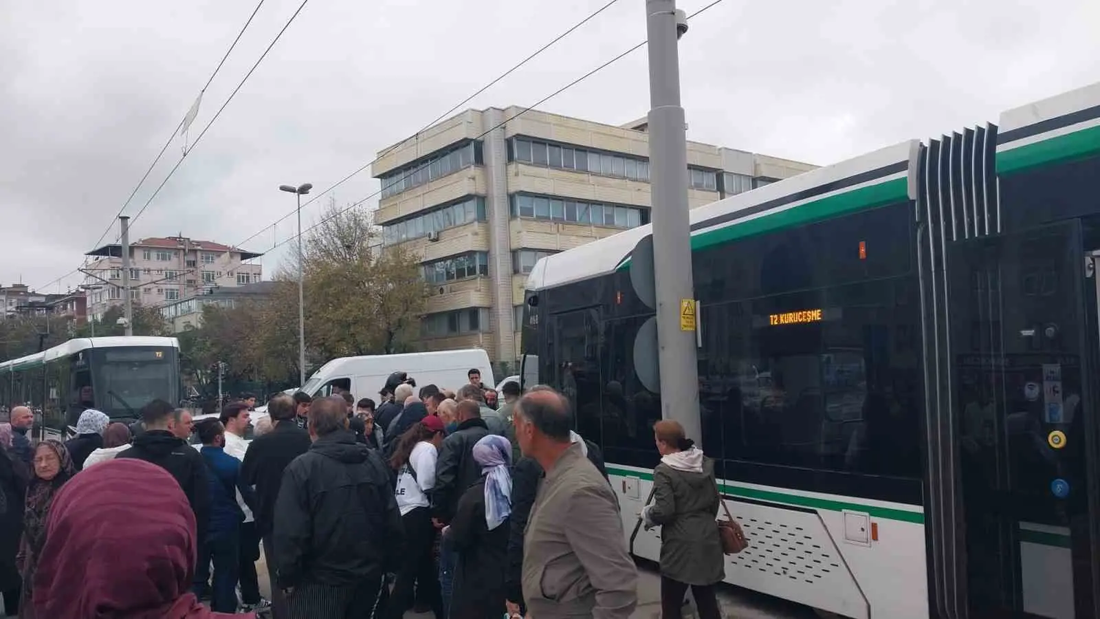 KOCAELİ'NİN İZMİT İLÇESİNDE YOLUN KARŞISINA GEÇMEYE ÇALIŞAN 2 KADINA TRAMVAY ÇARPTI. KAZADA KADINLARDAN BİRİ AĞIR YARALANDI.