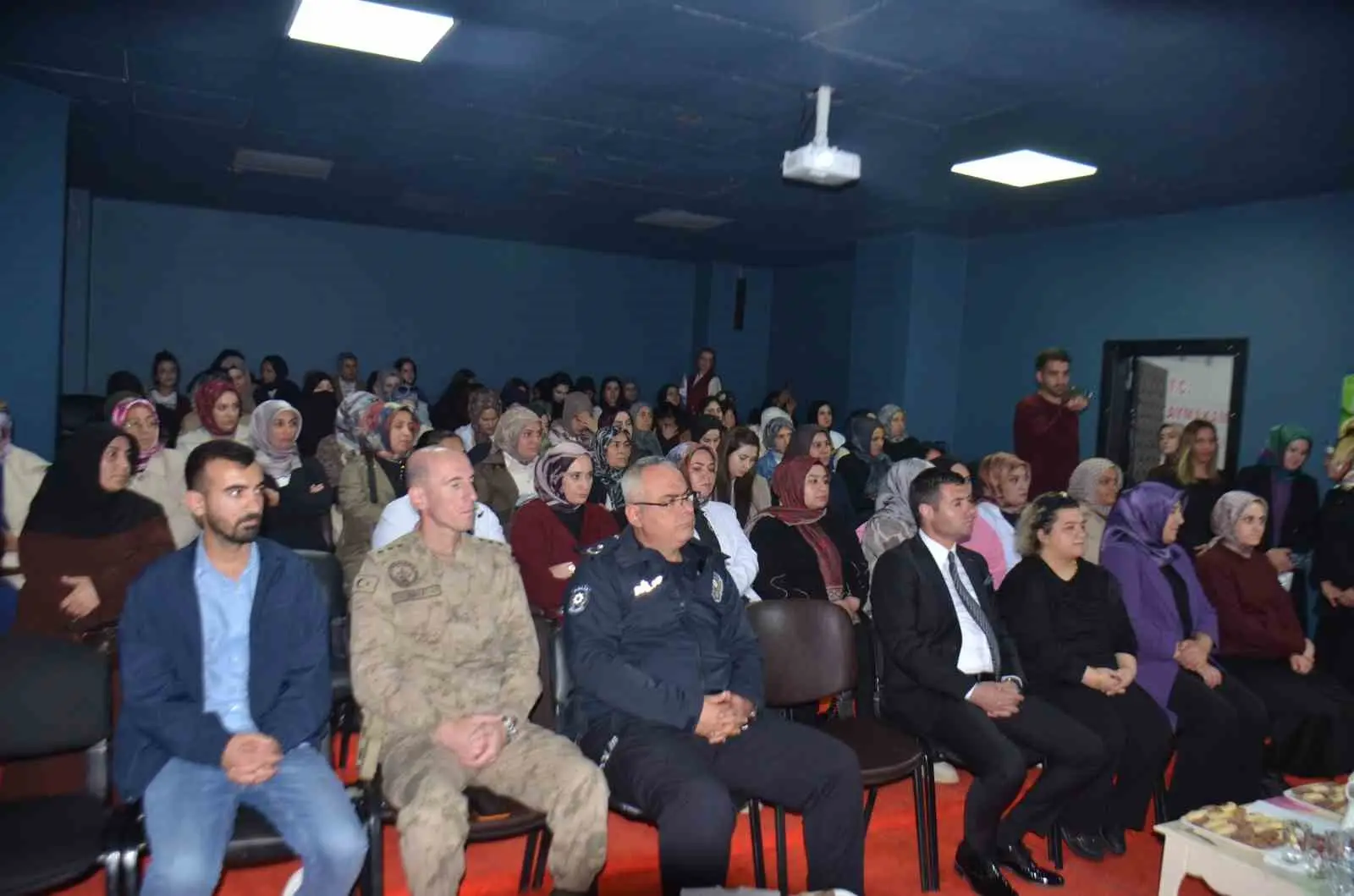 MUŞ'UN BULANIK İLÇESİNDE, UYUŞTURUCU VE MADDE BAĞIMLILIĞININ ÖNLENMESİNE YÖNELİK "AİLENİN GÜCÜ" SEMİNERİ GERÇEKLEŞTİRİLDİ.
