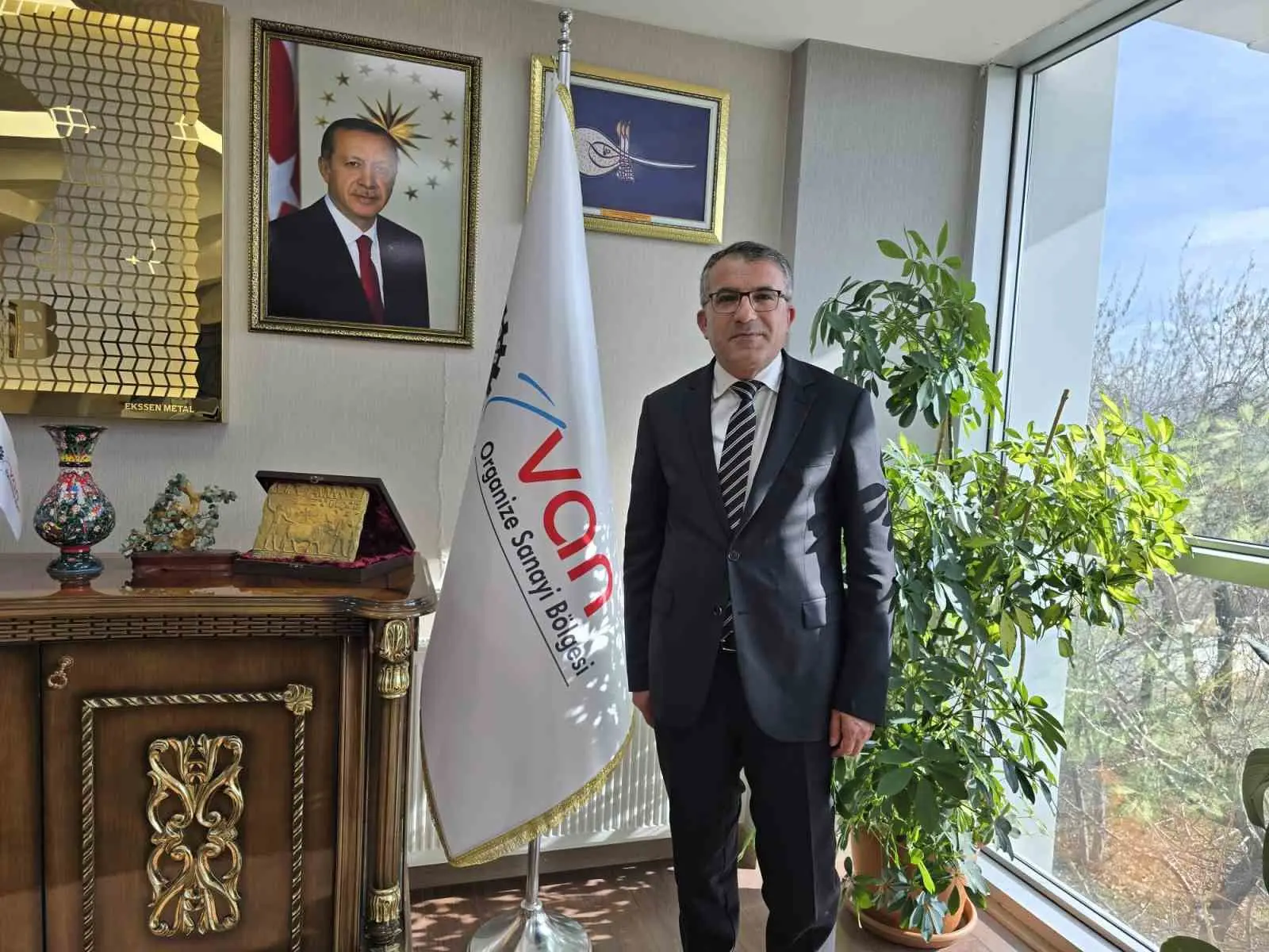 VAN ORGANİZE SANAYİ BÖLGESİ (OSB) YÖNETİM KURULU BAŞKANI MEMET ASLAN, KAPIKÖY GÜMRÜK KAPISI'NIN KARŞILIKLI TIR GEÇİŞLERİNE AÇILMASININ KENT SANAYİSİ VE TÜCCARI İÇİN TARİHİ BİR MİLAT OLDUĞUNU VURGULAYARAK, BU ADIMIN BÖLGE EKONOMİSİNE CANSUYU OLACAĞINI SÖYLEDİ.