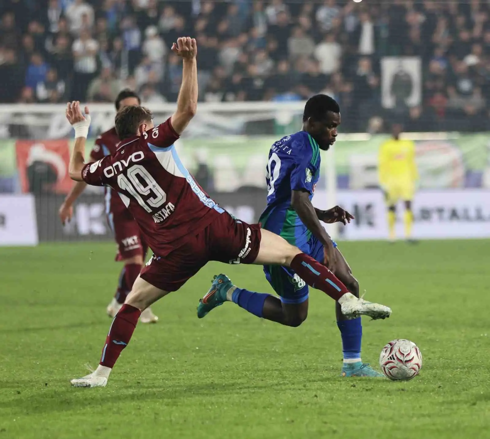 TRENDYOL SÜPER LİG’İN 9. HAFTASINDA ÇAYKUR RİZESPOR, SAHASINDA TRABZONSPOR’A 4-3 MAĞLUP OLDU.