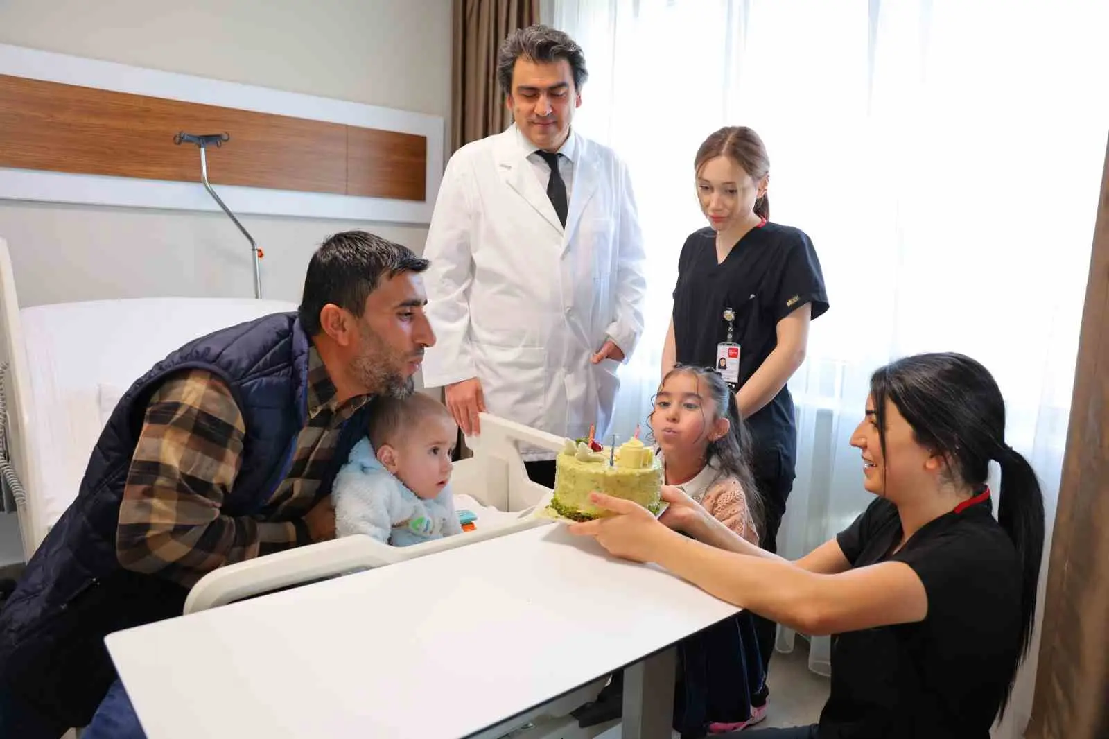 TABURCU EDİLEN MİNİK AHMET MUSA'NIN DOĞUM GÜNÜ DE HASTANEDE KUTLANDI. AHMET İÇİN HAZIRLANAN PASTA KESİLİRKEN, SAĞLIK ÇALIŞANLARI KÜÇÜK ÇOCUĞUN YENİ YAŞINI KUTLAYARAK MUTLULUĞUNA ORTAK OLDU