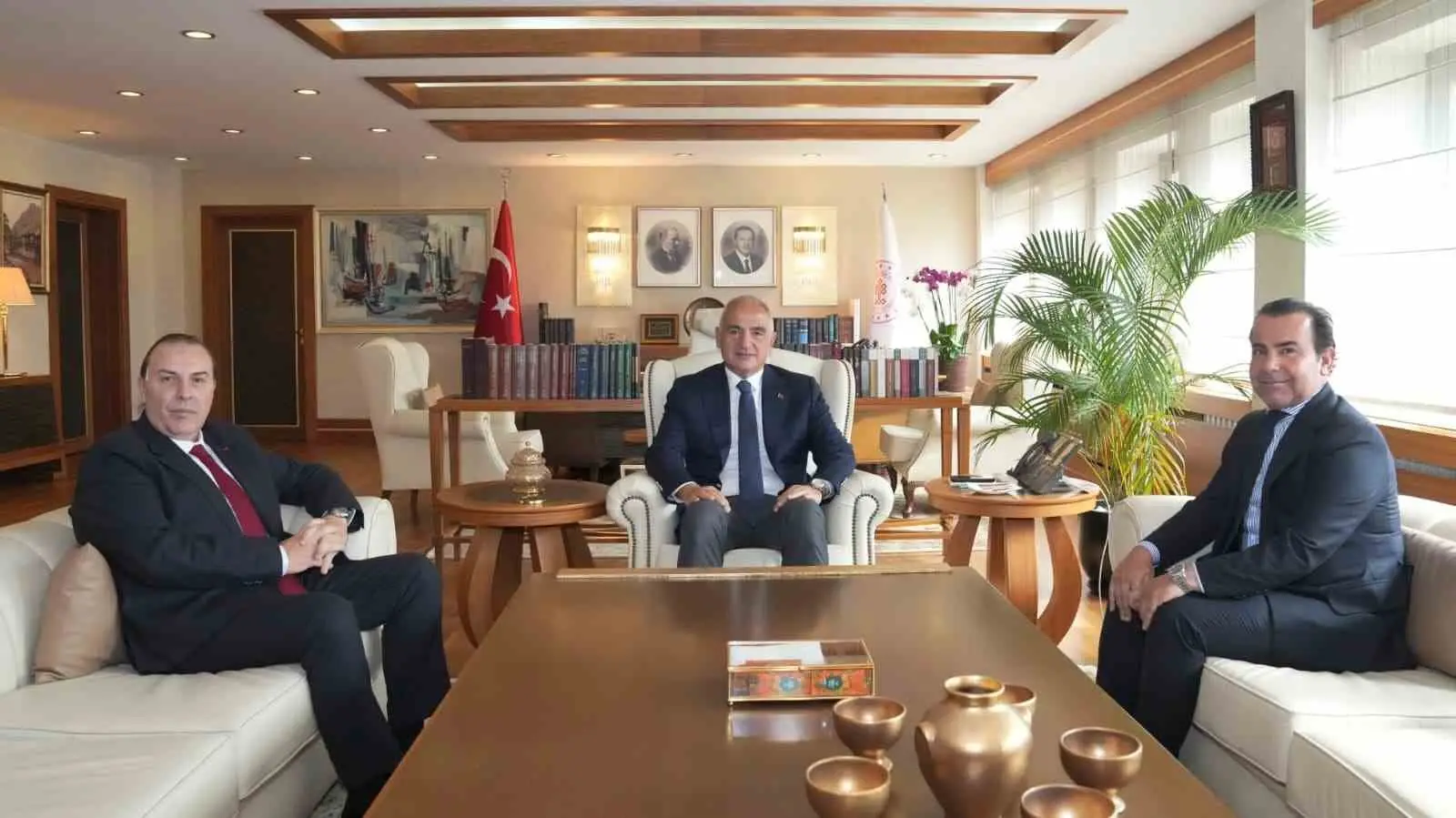 KÜLTÜR VE TURİZM BAKANI MEHMET NURİ ERSOY, DEVLET OPERA VE BALESİ GENEL MÜDÜRLÜĞÜ GÖREVİNE ATANAN CAN ATİLLA İLE BAKANLIKTA BİR ARAYA GELDİ.
