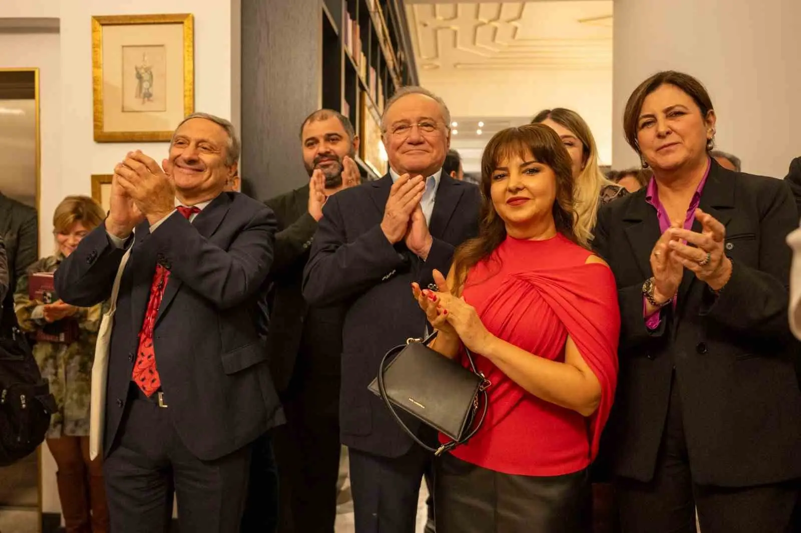 BAU MÜTEVELLİ HEYETİ BAŞKANI ENVER YÜCEL, BAU REKTÖRÜ PROF. DR. ESRA HATİPOĞLU, ÜNLÜ BESTEKAR AMİR ATEŞ VE ÇOK SAYIDA DAVETLİ KATILDI.
