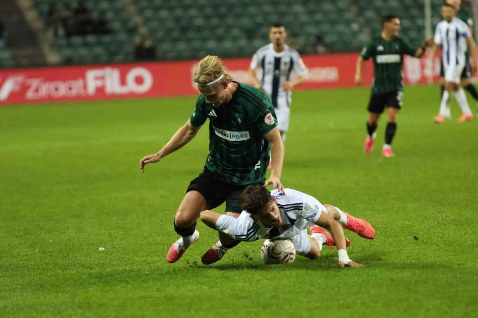 ZİRAAT TÜRKİYE KUPASI 3. TUR'DA SÜPER LİG EKİBİ KOCAELİSPOR, 3. LİG’DE MÜCADELE EDEN MARDİN EKİBİ MAZIDAĞI FOSFATSPOR’I KONUK ETTİ. İLK YARISI 1-0 TAMAMLANAN KARŞILAŞMAYI KOCAELİSPOR 3-0 KAZANARAK ÜST TURA YÜKSELDİ.