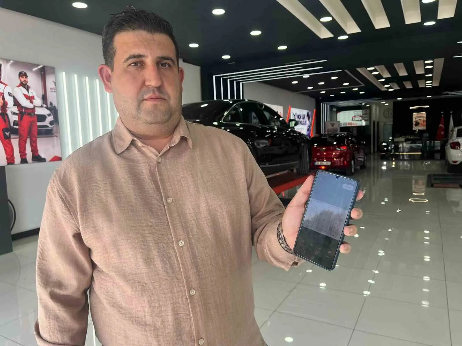 OTO EKSPERTİZ MERKEZİ İŞLETMECİSİ NİHAT PELDEK, YAPAY ZEKA İLE DEĞİŞTİRİLEN SAHTE EKSPERTİZ RAPORLARINA KARŞI ALICILARIN ARAÇ ALMADAN ÖNCE KENDİ SEÇTİKLERİ MERKEZLERDE KONTROL YAPTIRMALARI GEREKTİĞİNİ SÖYLEDİ.