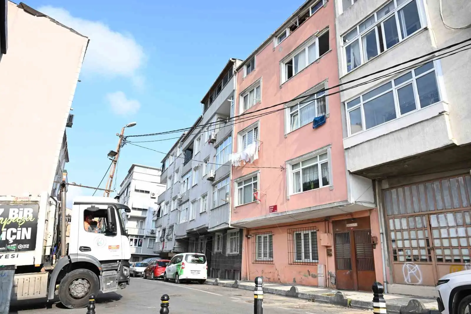 GAZİOSMANPAŞA’DA 5 YAŞINDAKİ KAYRA KARAATLI, YAKLAŞIK BİR YILDIR SESİNİ DUYUNCA PENCEREYE KOŞTUĞU ATIK TOPLAMA ARACINDAKİ ÇALIŞANLARLA TANIŞTI.