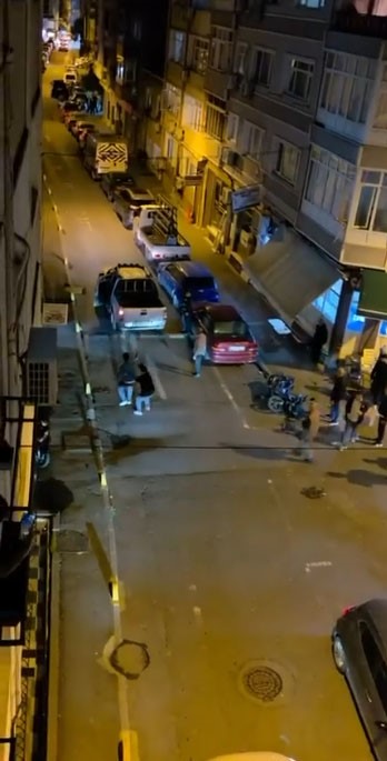 İSTANBUL FATİH'TE 2 GRUP ARASINDA ÇIKAN KAVGA SONRASI TARAFLARDAN BİRİ ARAÇLA OLAY YERİNDEN AYRILAN KİŞİYE SİLAHLA ART ARDA ATEŞ AÇTI. SALDIRIDA BİR KİŞİ YARALANIRKEN, O ANLAR BİR VATANDAŞIN CEP TELEFONU KAMERASINA YANSIDI.