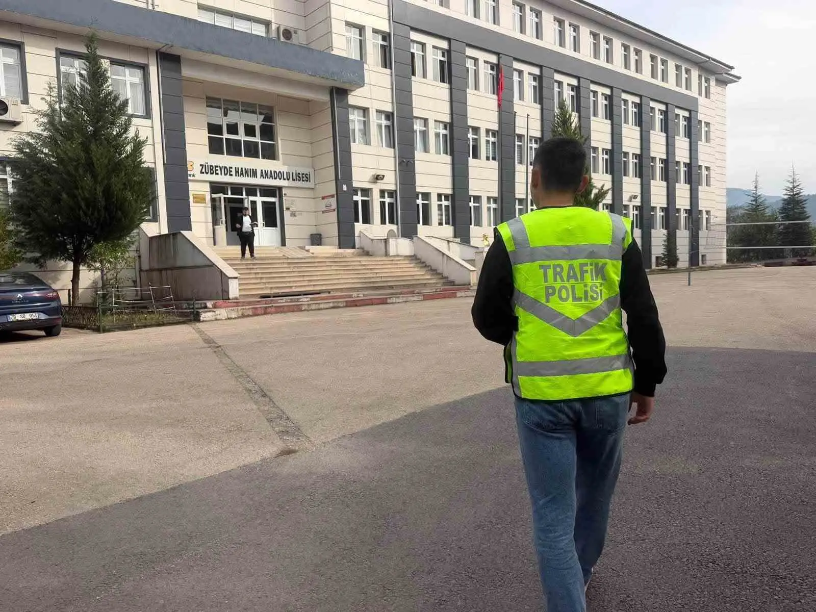 KARABÜK'TE ÖĞRENCİLERİN GÜVENLİ VE HUZURLU BİR ORTAMDA EĞİTİMLERİNİ SÜRDÜREBİLMELERİ AMACIYLA EMNİYET VE JANDARMA EKİPLERİNİN OKUL ÇEVRELERİNDEKİ DENETİMLERİ DEVAM EDİYOR.