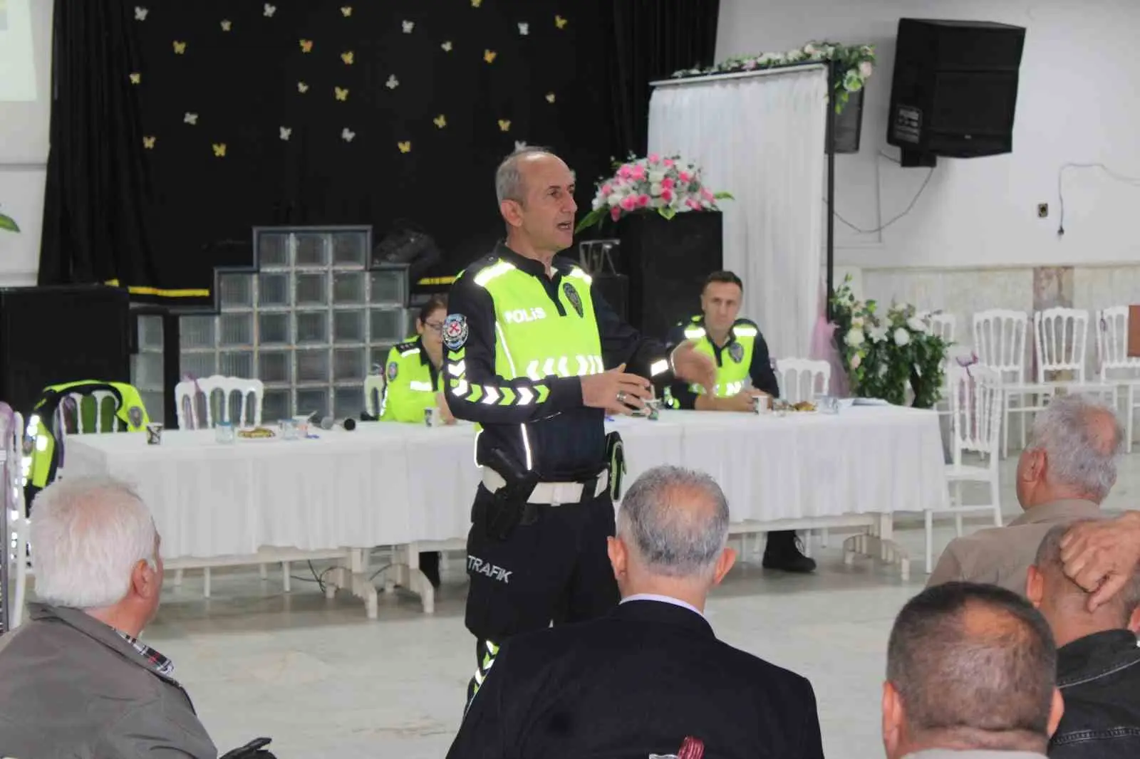 OKULLARIN AÇILMASIYLA BİRLİKTE AYDIN TRAFİK DENETLEME ŞUBE MÜDÜRLÜĞÜ VE AYDIN ŞOFÖRLER ODASI İŞBİRLİĞİ İLE SERVİS ŞOFÖRLERİ VE REHBER PERSONELLERE TRAFİK EĞİTİMİ VERİLDİ.