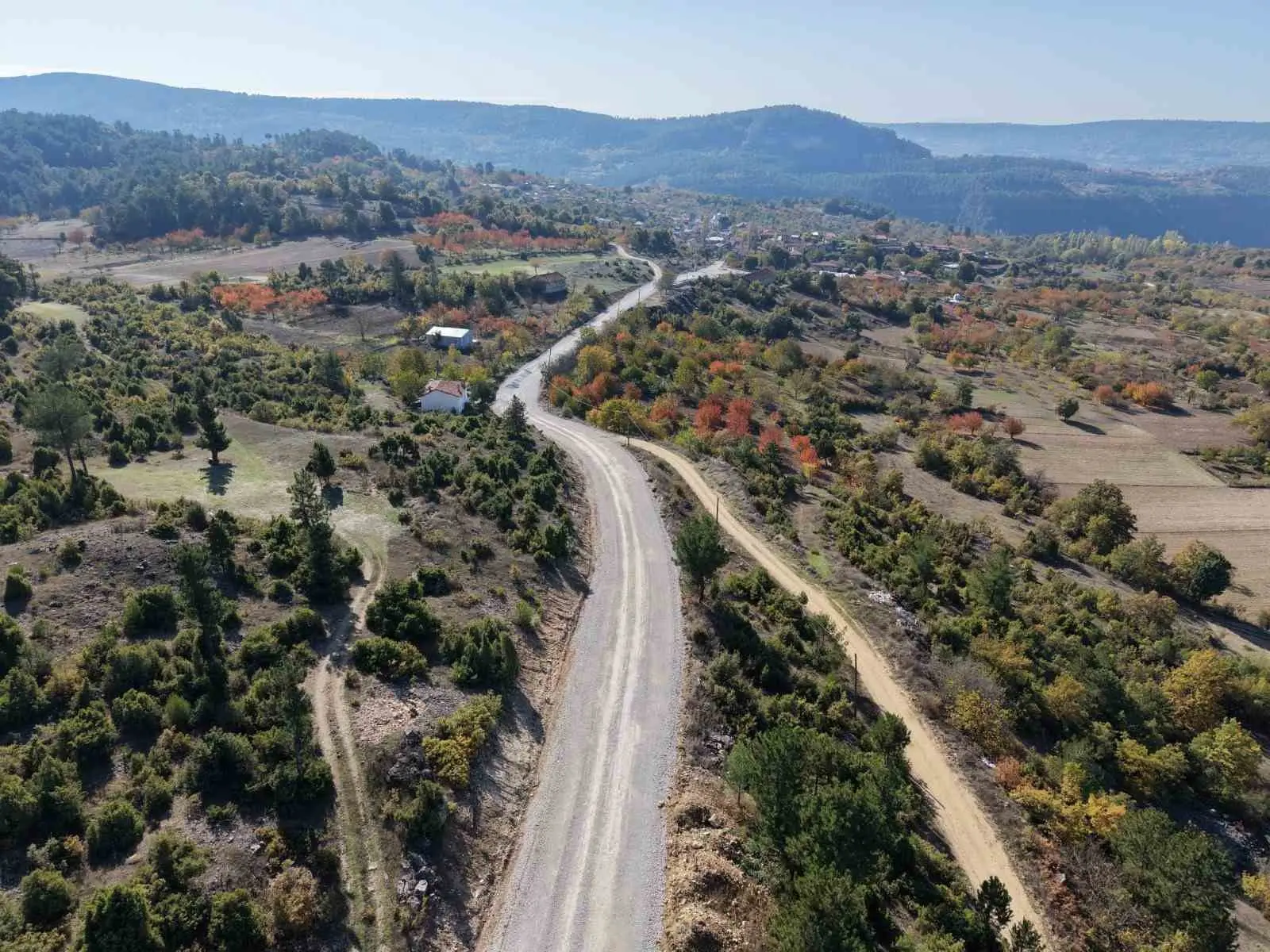 BURSA BÜYÜKŞEHİR BELEDİYESİ TARAFINDAN KELES İLÇESİNİN KARAARDIÇ, ISSIZÖREN VE DENİZLER MAHALLESİ BAĞLANTI YOLUNDA YAPILMASI PLANLANAN 17 KİLOMETRELİK SATHİ KAPLAMA ÖNCESİ, ALT TEMEL VE ÜST TEMEL ÇALIŞMALARI DEVAM EDİYOR.