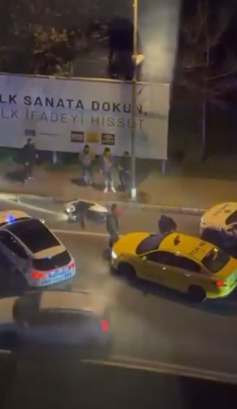 ESENYURT’TA POLİSİN "DUR" İHTARINA UYMAYAN MOTOSİKLETLİ ŞAHIS KAÇMAYA BAŞLADI. POLİS EKİPLERİNİN TAKİBİYLE FİLM SAHNELERİNİ ARATMAYAN BİR KOVALAMACA YAŞANIRKEN, BİR SÜRE SONRA MOTOSİKLETİ BIRAKAN ŞAHIS KOŞMAYA BAŞLADI. POLİSİN HAVAYA ATEŞ AÇARAK ŞAHSI YAKALADIĞI O ANLARI İSE KAMERAYA YANSIDI.