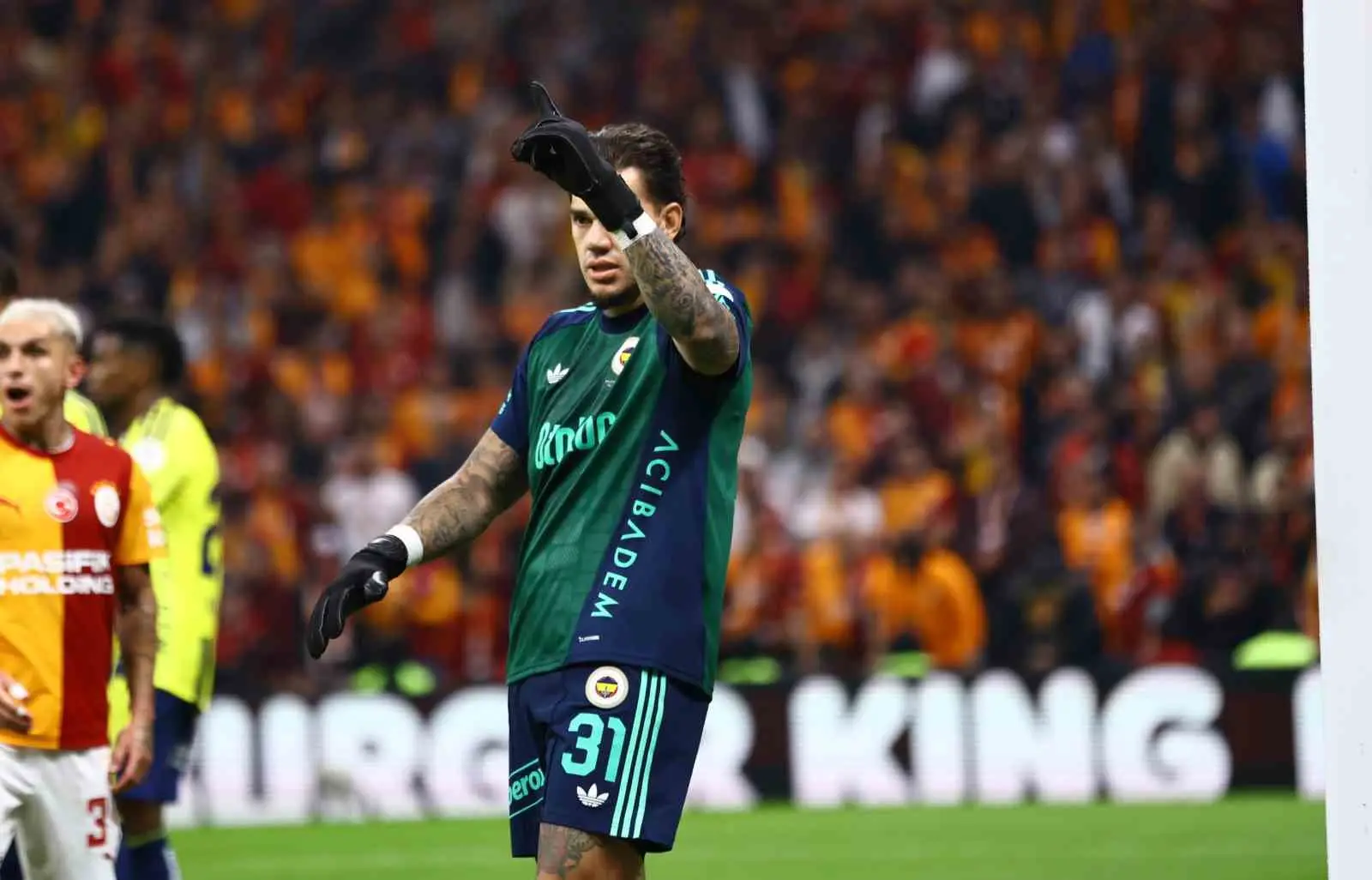 TRENDYOL SÜPER LİG’DE GALATASARAY’A 2-1 MAĞLUP OLAN FENERBAHÇE, LİGDE 4 MAÇ SONRA KALESİNDE GOL GÖRDÜ.