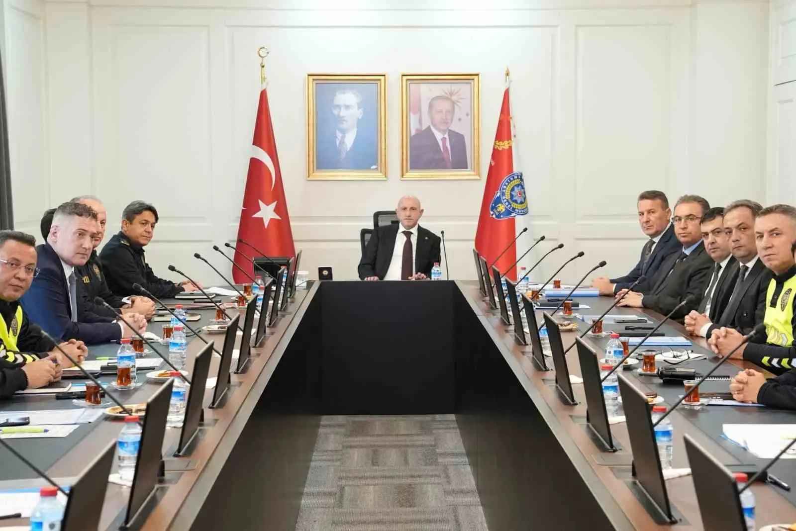 ANKARA’DA İL EMNİYET MÜDÜRÜ MAKSUT YÜKSEK’İN KATILIMIYLA GERÇEKLEŞTİRİLEN KOORDİNASYON TOPLANTISINDA, 29 EKİM CUMHURİYET BAYRAMI KUTLAMALARI VE TÜRK DEVLETLERİ TEŞKİLATI 13. ZİRVESİ KAPSAMINDA ALINACAK GÜVENLİK TEDBİRLERİ DEĞERLENDİRİLDİ.