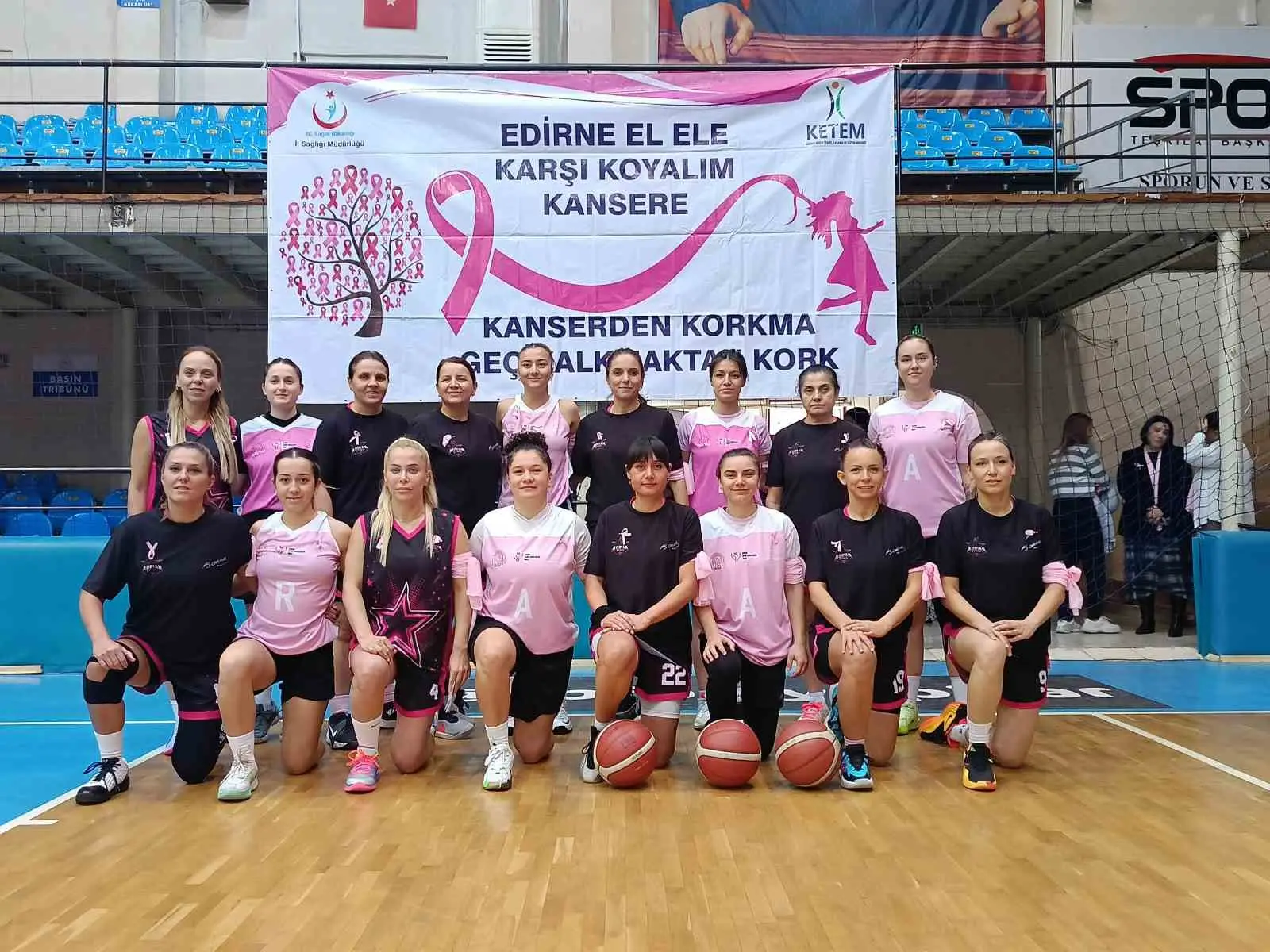 EDİRNE’DE MEME KANSERİ FARKINDALIK AYI DOLAYISIYLA DÜZENLENEN PEMBE DOSTLUK MAÇI’NDA, ERKEN TEŞHİSİN HAYAT KURTARICI ROLÜNE DİKKAT ÇEKİLDİ. ETKİNLİKTE, PEMBE BALONLARIN GÖKYÜZÜNE BIRAKILMASIYLA RENKLİ GÖRÜNTÜLER OLUŞTU.