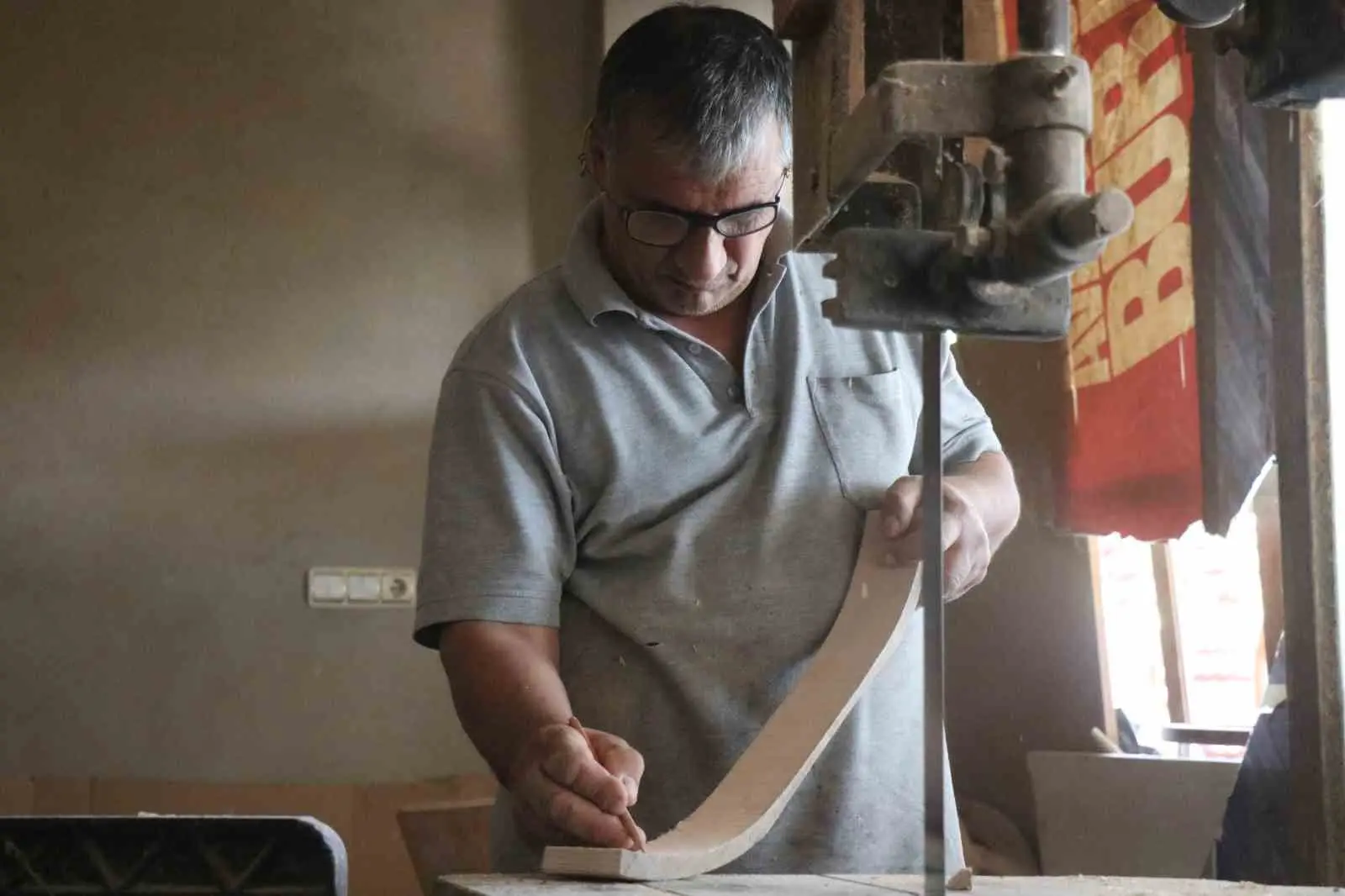 AHŞABI ÇİZEREK, KESEREK, OYARAK VE BİR ARAYA GETİREREK SANAT ESERİNE DÖNÜŞTÜREN BEREKET'İN ÇALIŞMALARI, ABD, İNGİLTERE, TÜRK CUMHURİYETLERİ VE ARAP ÜLKELERİNDE ALICI BULUYOR.