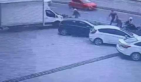 KÜÇÜKÇEKMECE’DE DENEYİM SIRASINDA POLİS EKİPLERİNDEN KAÇAN ŞAHISLAR YAŞANAN KOVALAMACININ ARDINDAN YAKALANDI. KAÇAN BİR ŞAHSIN ÜZERİNDEN UYUŞTURUCU ÇIKTI. ŞÜPHELİ VE POLİS ARASINDA YAŞANAN KOVALAMACA KAMERAYA YANSIDI.