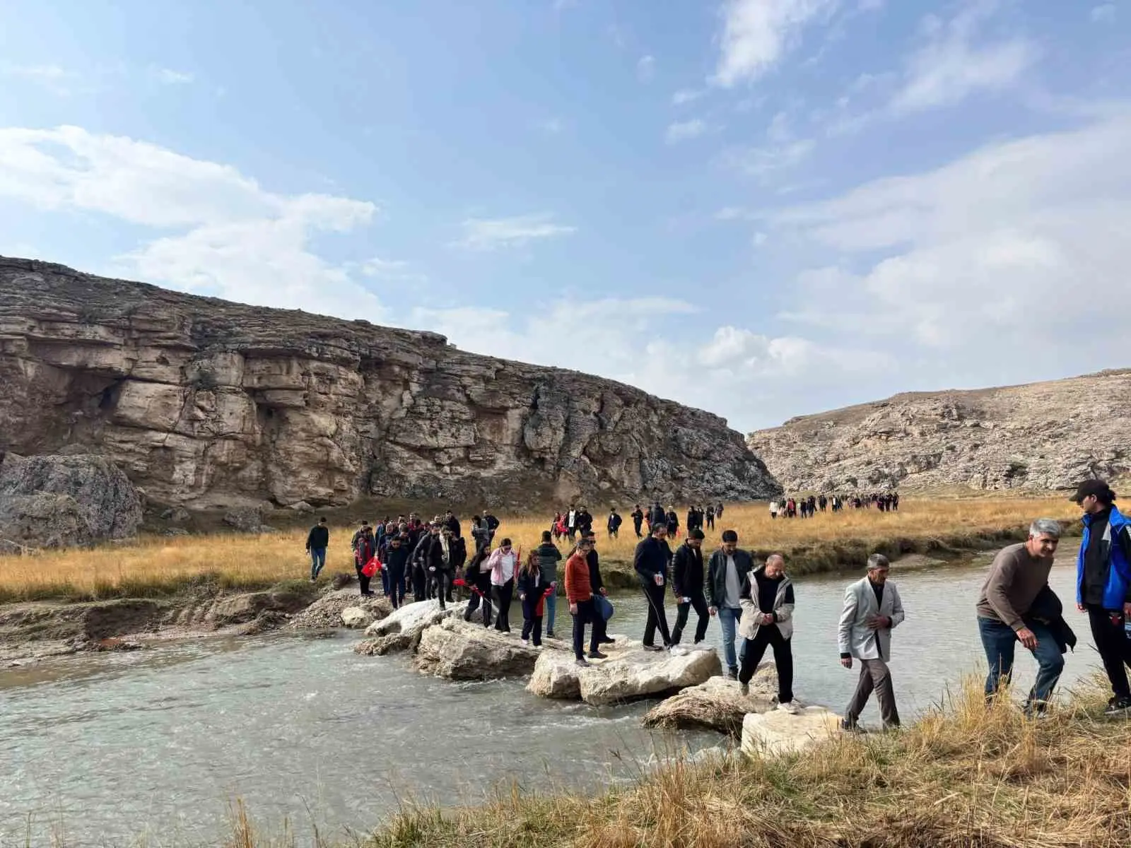 AĞRI'NIN DİYADİN İLÇESİNDE BU YIL DÖRDÜNCÜSÜ DÜZENLENEN GELENEKSEL DİYADİN KANYONU YÜRÜYÜŞÜ, 5 BİNİ AŞKIN KİŞİNİN KATILIMIYLA GERÇEKLEŞTİRİLDİ. ETKİNLİKLE BÖLGENİN DOĞAL GÜZELLİKLERİNİN TANITILMASI VE TURİZM POTANSİYELİNE KATKI SUNULMASI HEDEFLENDİ.