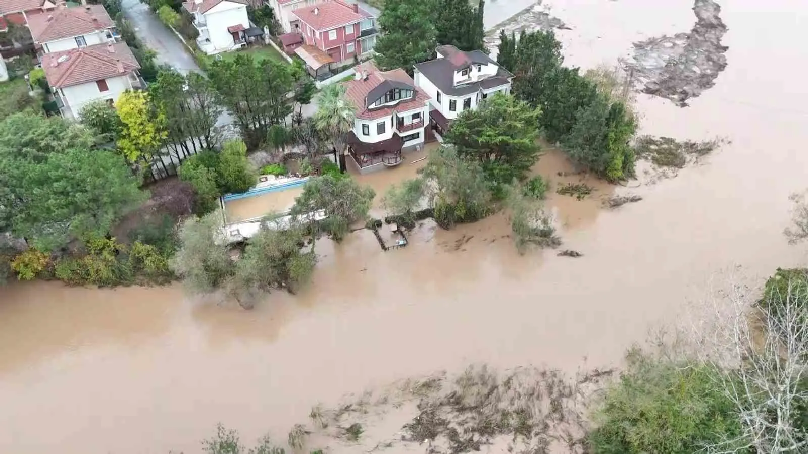 SAĞANAK YAĞIŞLARIN ARDINDAN ŞİLE'DE BİRÇOK NOKTAYI SU BASARKEN, ADETA GÖLE DÖNEN YOLLAR HAVADAN GÖRÜNTÜLENDİ.