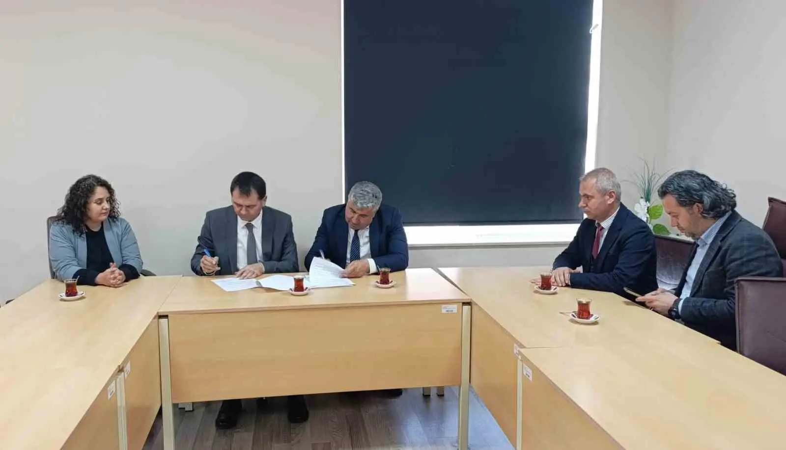 BİTLİS EREN ÜNİVERSİTESİ (BEÜ) FEN-EDEBİYAT FAKÜLTESİ MATEMATİK BÖLÜMÜ İLE GÜROYMAK İLÇE MİLLİ EĞİTİM MÜDÜRLÜĞÜ ARASINDA EĞİTİM FAALİYETLERİNİN GELİŞTİRİLMESİ, ORTAK PROJELERİN YÜRÜTÜLMESİ VE ÖĞRENCİLERİN KARİYER PLANLAMALARINA KATKI SAĞLANMASI AMACIYLA İŞ BİRLİĞİ PROTOKOLÜ İMZALANDI.