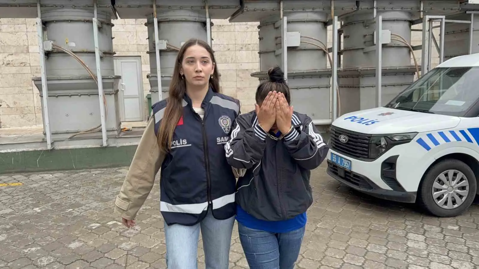 SAMSUN’DA 8 YAŞINDAKİ KIZINA ŞİDDET UYGULADIĞI VE ZAMAN ZAMAN DİLENDİRDİĞİ İDDİA EDİLEN ANNE S.K., POLİS TARAFINDAN GÖZALTINA ALINDI.