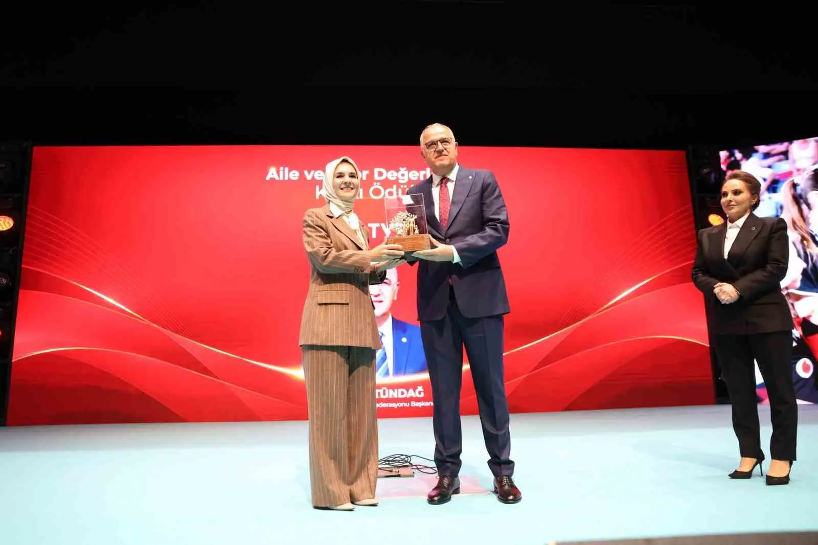 TÜRKİYE VOLEYBOL FEDERASYONU BAŞKANI MEHMET AKİF ÜSTÜNDAĞ, GEBZE TİCARET VE İŞ GELİŞTİRME DERNEĞİ (GETİP) İLE AİLE VE SOSYAL HİZMETLER BAKANLIĞI İŞ BİRLİĞİNDE DÜZENLENEN 'AİLE DOSTU İŞLETMELER ÖDÜL TÖRENİ'NDE ÖDÜLE LAYIK GÖRÜLDÜ.