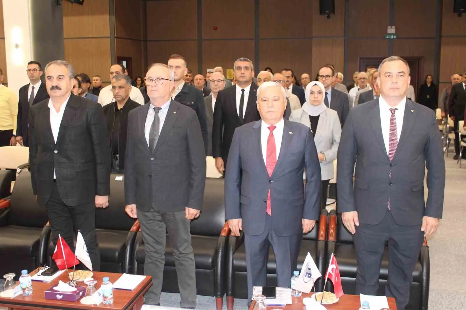 AYDIN TİCARET BORSASI’NIN EV SAHİPLİĞİNDE GERÇEKLEŞTİRİLEN TOPLANTIDA ‘SARI ALTIN’ OLARAK BİLİNEN ZEYTİNYAĞI VE ZEYTİN SEKTÖRÜNDE YAŞANAN SORUNLAR VE ÇÖZÜM YOLLARI GÖRÜŞÜLDÜ.