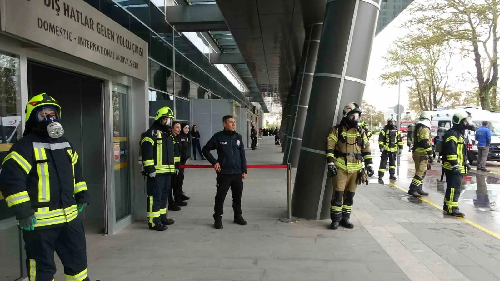 ÇANAKKALE HAVALİMANI’NDA KİMYASAL BİYOLOJİK RADYOLOJİK NÜKLEER TEHDİTLER (KBRN) TATBİKAT GERÇEKLEŞTİRİLDİ. EKİPLER, SENARYO GEREĞİ KİMYASAL SIZINTIDAN ETKİLENENLERE KISA SÜREDE MÜDAHALE ETTİ.