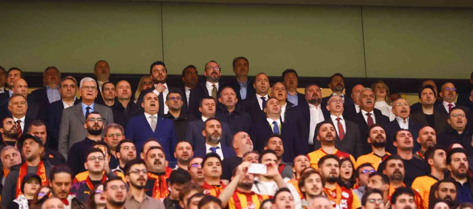 A MİLLİ FUTBOL TAKIMI TEKNİK DİREKTÖRÜ SERGEN YALÇIN, GALATASARAY-FENERBAHÇE DERBİSİNİ STADYUMDAN İZLEDİ.