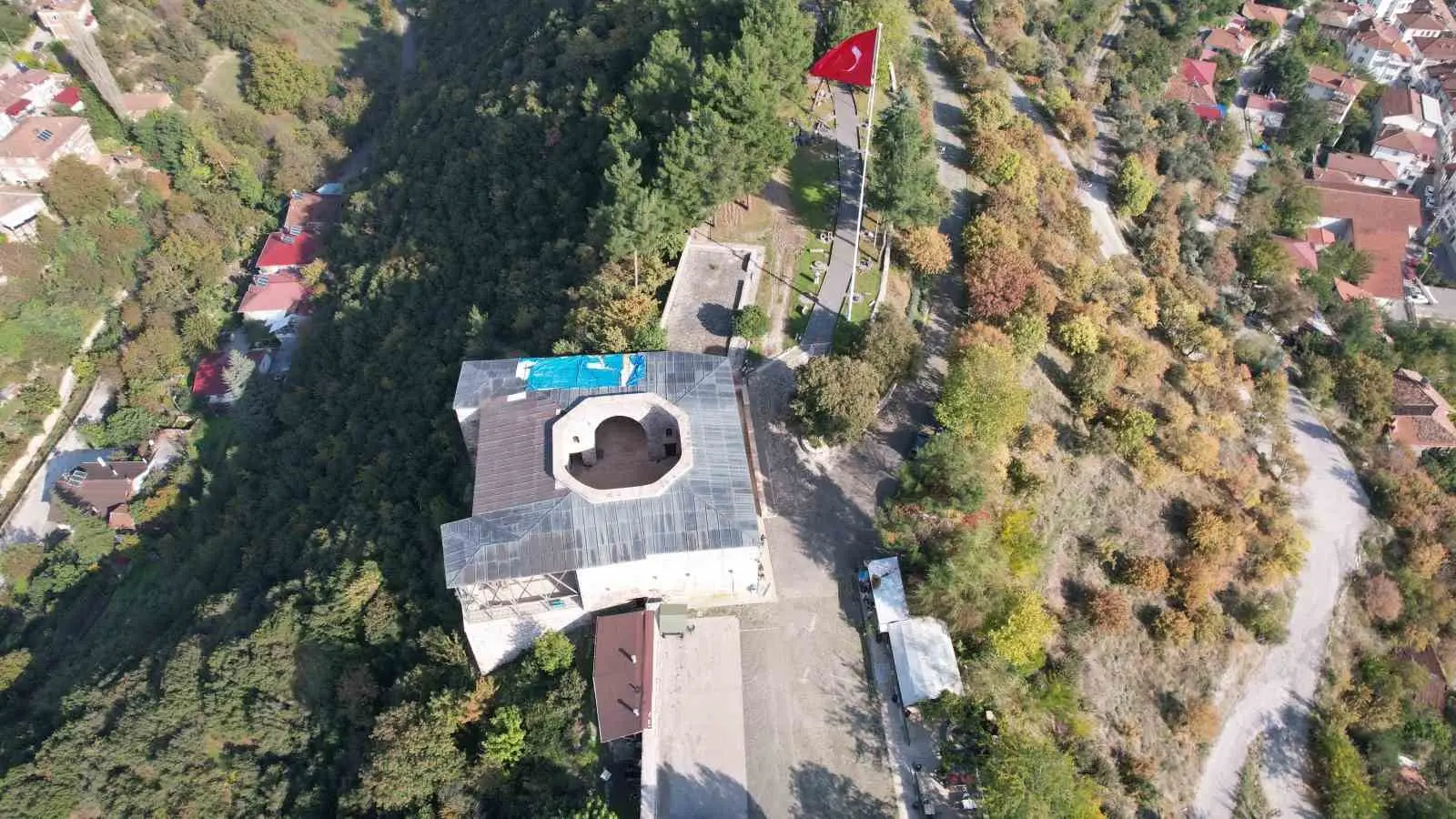 TOKAT'IN NİKSAR İLÇESİNDE, ANADOLU'NUN İLK MEDRESELERİNDEN BİRİ OLARAK BİLİNEN 869 YILLIK YAĞIBASAN MEDRESESİ'NİN ÇATISI, FIRTINALARDA GÖRDÜĞÜ HASARIN ARDINDAN ONARIM BEKLİYOR. ÇATININ BİR BÖLÜMÜNÜN BRANDAYLA KAPATILDIĞI TARİHİ YAPIDA, AHŞAP KAPLAMALARIN YERİNDEN ÇIKTIĞI GÖRÜLDÜ.