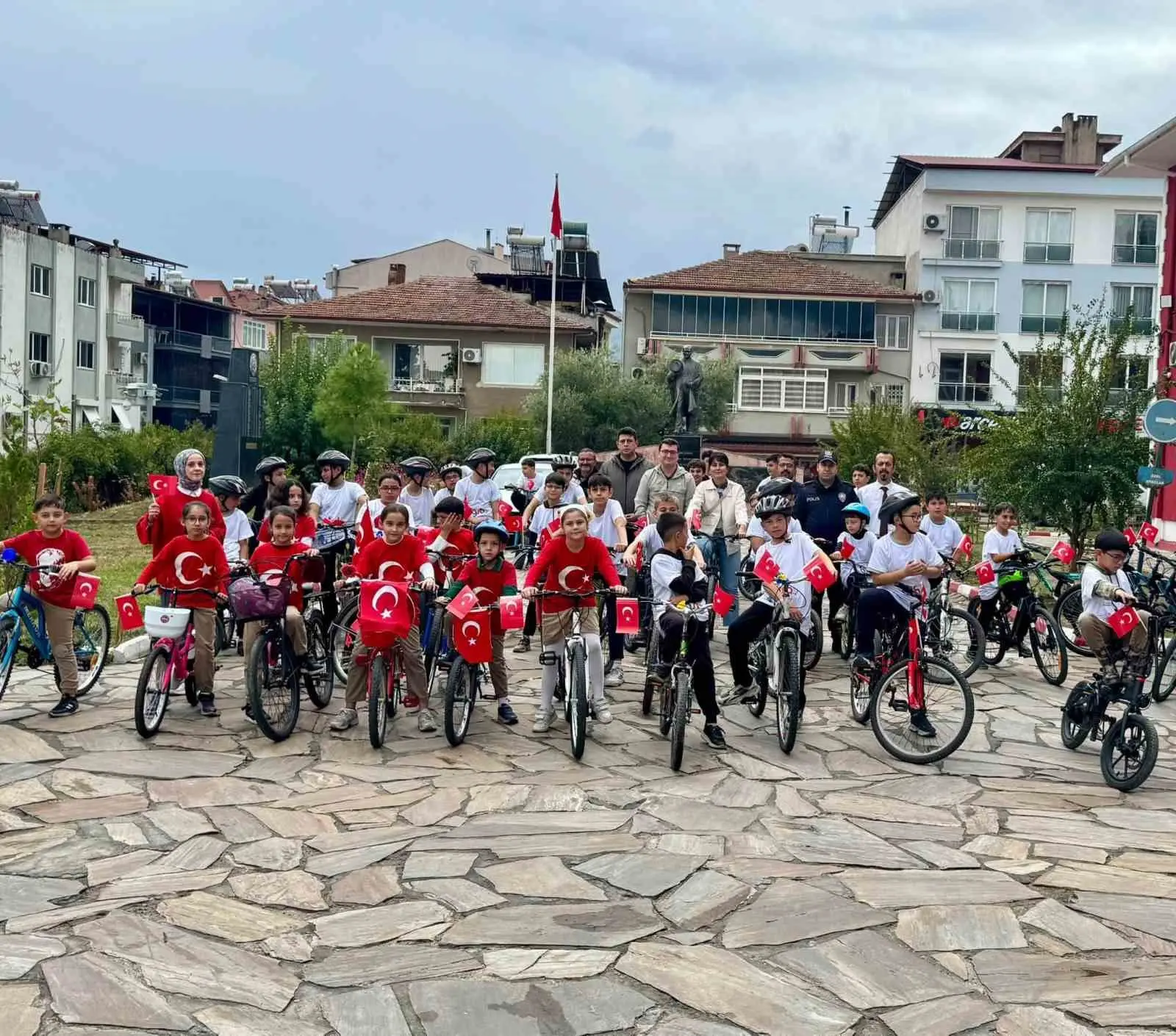 AYDIN’IN BOZDOĞAN İLÇESİNDE 29 EKİM CUMHURİYET BAYRAMI ETKİNLİKLERİ KAPSAMINDA DÜZENLENEN BİSİKLET KORTEJİNDE ÇOCUKLAR, CUMHURİYET COŞKUSUNU PEDAL ÇEVİREREK YAŞADI.