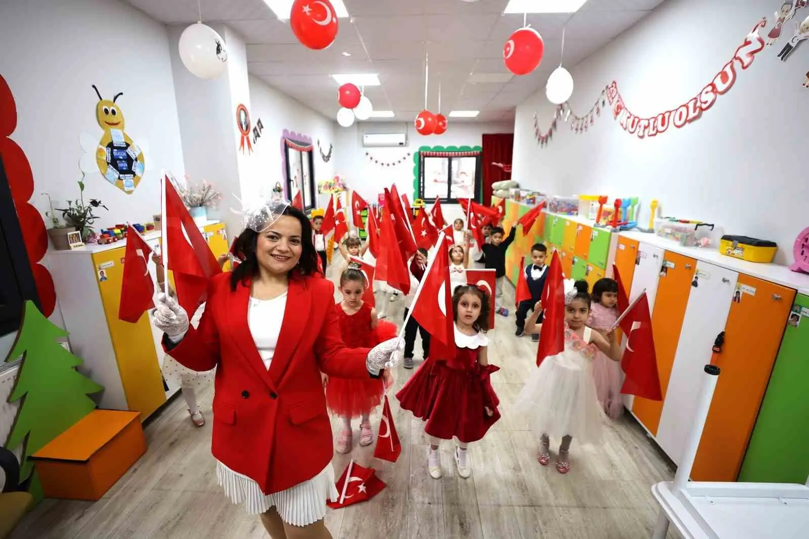 MANİSA’NIN YUNUSEMRE İLÇESİNDE ÇOCUK KÜLTÜR VE SANAT MERKEZLERİNDE EĞİTİM GÖREN MİNİKLER, CUMHURİYET’İN 103’ÜNCÜ YIL DÖNÜMÜNÜ RENKLİ GÖSTERİLER VE CUMHURİYET BALOSUYLA KUTLADI. TÜRK BAYRAKLARI VE ATATÜRK POSTERLERİYLE SÜSLENEN MERKEZLERDE BAYRAM COŞKUSU YAŞANDI.