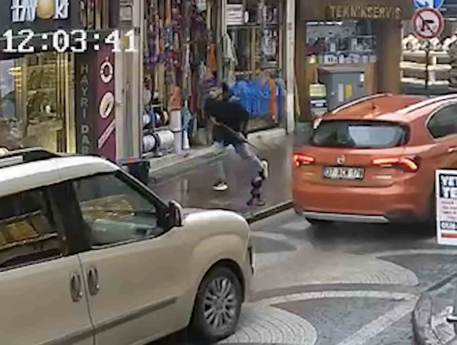 KASTAMONU'DA BİR SALDIRGANIN CADDEDE ETRAFA RASTGELELE ATEŞ AÇARAK 4 KİŞİYİ YARALADIĞI ANLARA AİT YENİ GÜVENLİK KAMERASI GÖRÜNTÜLERİ ORTAYA ÇIKTI.