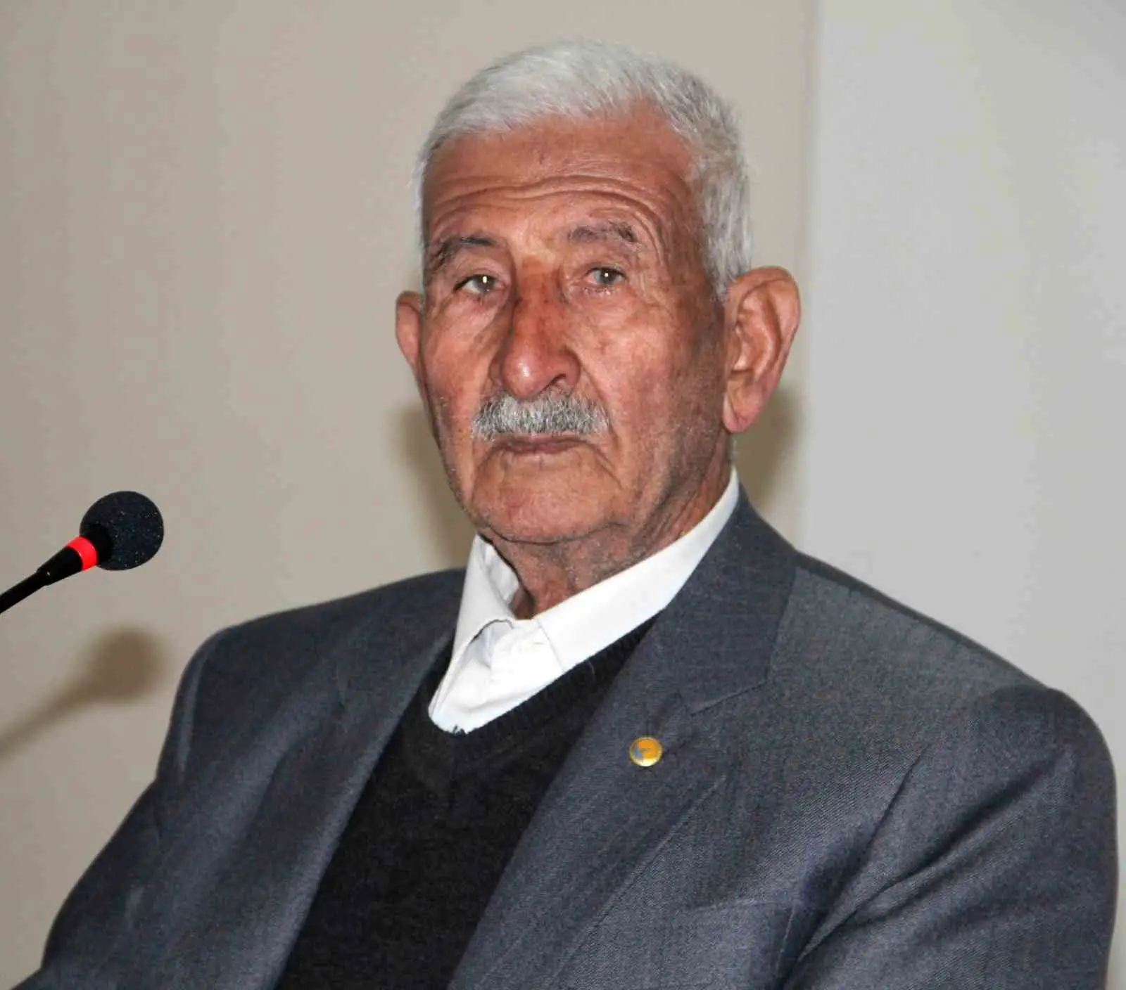 BİTLİS’İN AHLAT İLÇESİNDE 86 YILDIR MAZLUM YEGÜL CADDESİ OLARAK BİLİNEN İLÇENİN EN ESKİ VE EN İŞLEK CADDELERİNDEN BİRİNİN İSMİ, AHLAT BELEDİYESİ’NİN EKİM AYI MECLİS TOPLANTISINDA ALINAN KARARLA “TAHSİN KALENDER CADDESİ” OLARAK DEĞİŞTİRİLDİ.