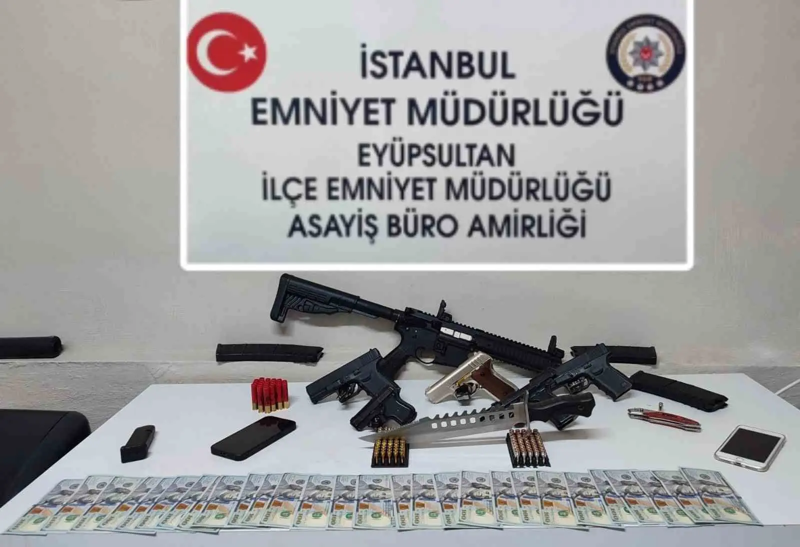 İSTANBUL EYÜPSULTAN’DA SİLAH TİCARETİNE YÖNELİK DÜZENLENEN OPERASYONDA YAKALANAN 2 ŞÜPHELİ TUTUKLANDI. ŞÜPHELİLERİN ARAÇ VE ADRESLERİNDE YAPILAN ARAMALARDA 5 RUHSATSIZ TABANCA, ÇUVAL İÇERİSİNDE 1 OTOMATİK TÜFEK VE MÜHİMMAT ELE GEÇİRİLDİ.