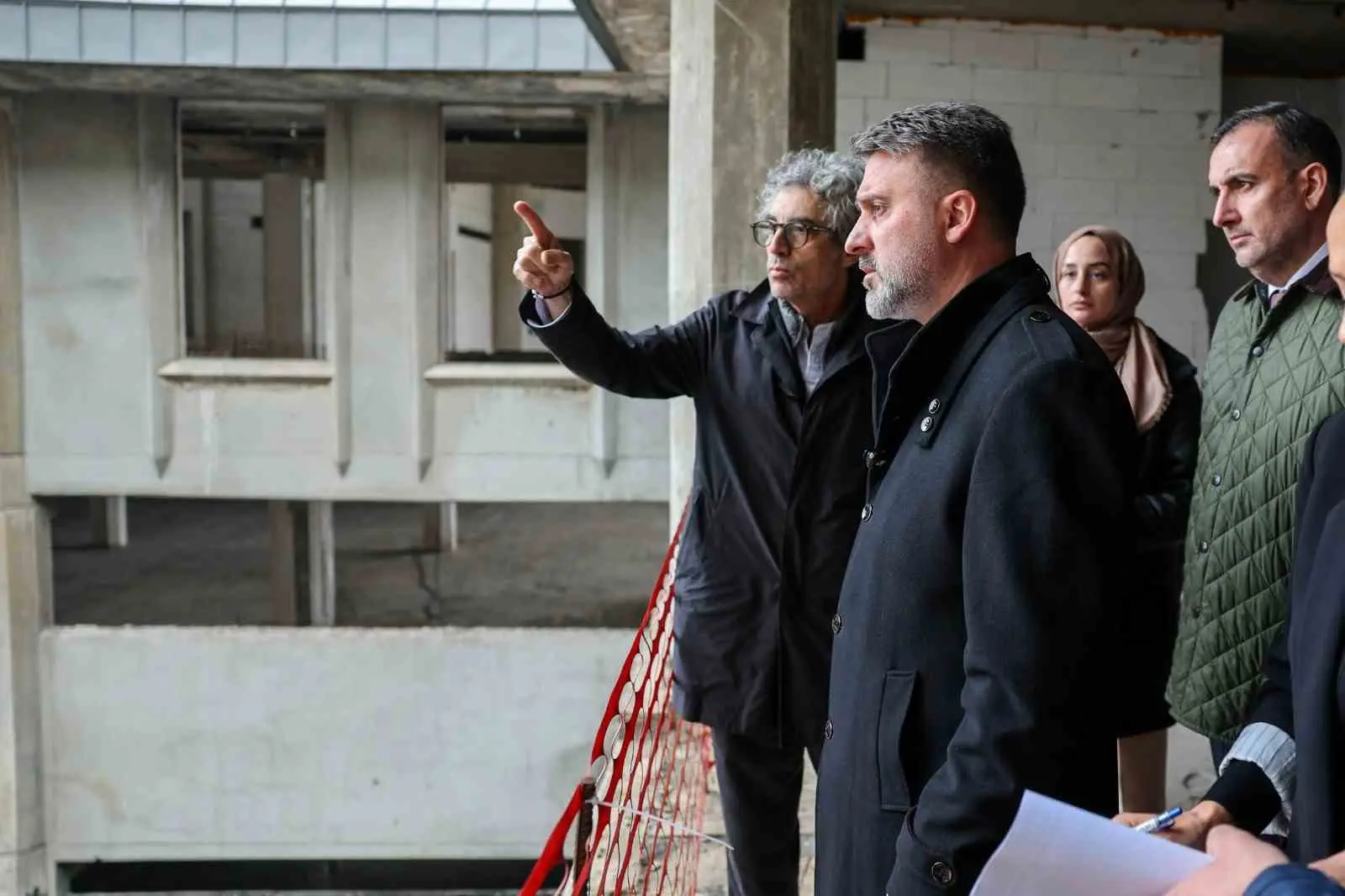 BURSA BÜYÜKŞEHİR BELEDİYE BAŞKAN VEKİLİ ŞAHİN BİBA, ‘ÇEKİRGE TERAS’ PROJESİNDE İNCELEMELERDE BULUNDU. "BURSA’MIZA YAKIŞAN BİR PROJE OLACAK" DİYEN BAŞKAN VEKİLİ BİBA, TESİSİ 2027 SONUNA KADAR BURSALILARLA BULUŞTURACAKLARINI SÖYLEDİ. BURSA BÜYÜKŞEHİR BELEDİYESİ FEN İŞLERİ DAİRESİ BAŞKANLIĞI KOORDİNASYONUYLA ‘ÇEKİRGE TERAS’ PROJESİNDE YAPIM ÇALIŞMALARI BAŞLADI. BÜYÜKŞEHİR BELEDİYE BAŞKAN VEKİLİ ŞAHİN BİBA, ÇALIŞMALARI YERİNDE DENETLEDİ.