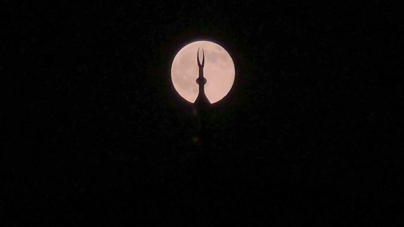 SONBAHARIN EN GÖRKEMLİ GÖK OLAYLARINDAN BİRİ OLAN VE HALK ARASINDA "AVCI DOLUNAY" (HUNTER’S MOON) OLARAK BİLİNEN MUAZZAM DOLUNAY, VAN SEMALARINDA KARTPOSTALLIK GÖRÜNTÜLERE SAHNE OLDU. ŞEHRİN SİMGESİ TARİHİ VAN KALESİ VE ASIRLIK HÜSREVPAŞA CAMİİ İLE AYNI KAREDE BULUŞAN DOLUNAY, İZLEYENLERİ ADETA BÜYÜLEDİ.