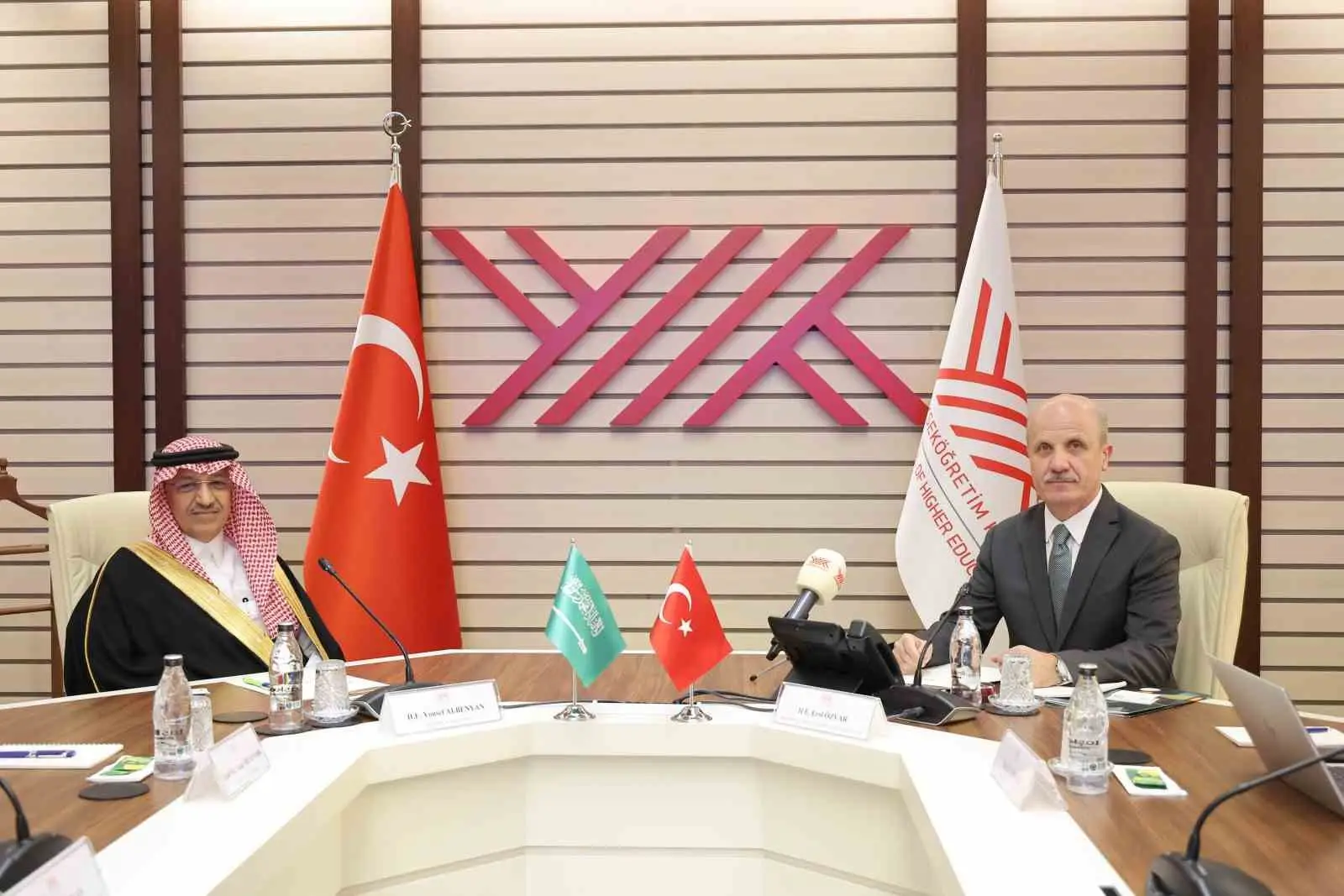 TÜRKİYE İLE SUUDİ ARABİSTAN ARASINDA YÜKSEKÖĞRETİM ALANINDAKİ İŞ BİRLİĞİNİ GÜÇLENDİRMEK AMACIYLA ÖNEMLİ BİR GÖRÜŞME GERÇEKLEŞTİRİLDİ. SUUDİ ARABİSTAN EĞİTİM BAKANI YOUSEF BİN ABDULLAH AL BENYAN, YÜKSEKÖĞRETİM KURULU (YÖK) BAŞKANI EROL ÖZVAR'IN RESMİ DAVETLİSİ OLARAK TÜRKİYE'YE GELDİ.