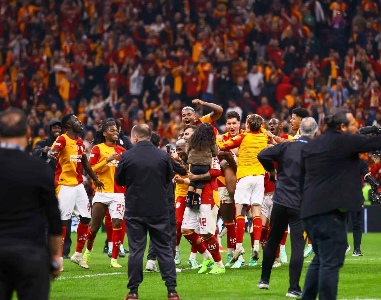 GALATASARAYLI FUTBOLCULAR, FENERBAHÇE DERBİSİ GALİBİYETİNİ TARAFTARIYLA BİRLİKTE KUTLADI.